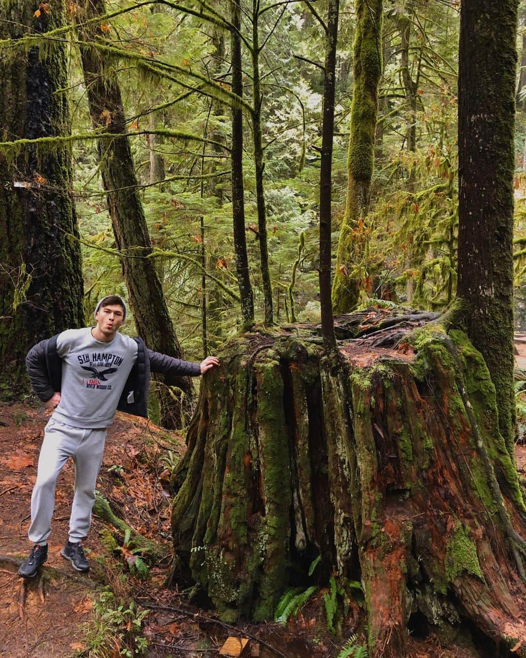 大島アンディのインスタグラム：「One shade of gray 🌿 Beautiful recovery hike with papas @tom.garneau and @damienverhagen ❤️」