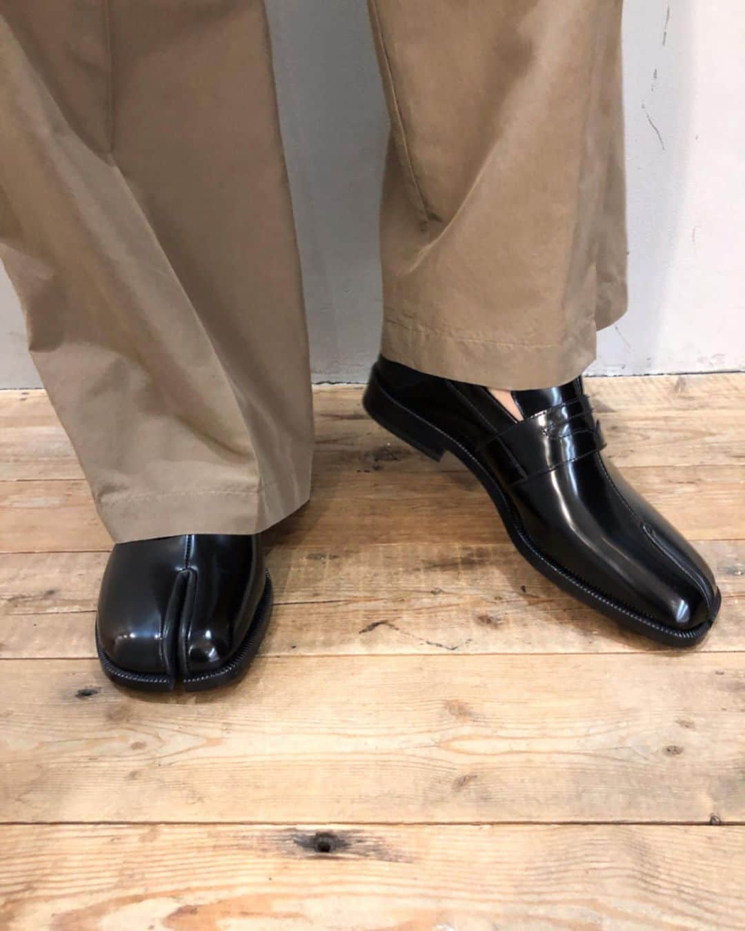 【ANN DE ARKさんのインスタグラム写真 - (【ANN DE ARKInstagram)「【PICK UP ITEM】﻿ ﻿ ﻿ 《Maison Margiela》﻿ ﻿ ﻿ TABI LOAFER﻿ 132,000円 （税込）﻿ ﻿ ﻿ オーセンティックなローファーを、メゾン マルジェラのアイコニックな'Tabi'シューズに落とし込んでいる。今季の新作はバブーシュタイプなので、かかとを潰して着用することもできます。﻿ ﻿ ﻿ 商品に関して、お気軽にお問い合わせください。﻿ ⬇︎⬇︎⬇︎﻿ @ann_de_ark ﻿ #fashion #栃木 #宇都宮 #ショップ #madisonblue #マディソンブルー #maisonmargiela #auralee #オーラリー #足袋ローファー」2月18日 15時04分 - ann_de_ark