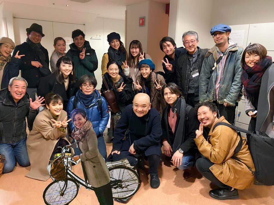 昆夏美のインスタグラム：「. 音楽劇「星の王子さま」 無事に千秋楽を迎えました。 約5年ぶりの再演。 改めてこの作品が大好きです。 慌ただしく過ぎ去っていく毎日の中で 忘れてしまいそうになっている 「目には見えないけれど大切なもの」 を感じて生きていきたいと 改めて気づかせてくれる作品です。 大人が読むべき教科書のような 学ぶことがたくさんのメッセージ。 これからも、ふとした時に 星の王子さまの原作を読もうと思います。 音楽劇「星の王子さま」も ご覧くださった皆様に 何かを感じていただけていたら 嬉しいです。 本当にありがとうございました⭐️ . #星の王子さま」