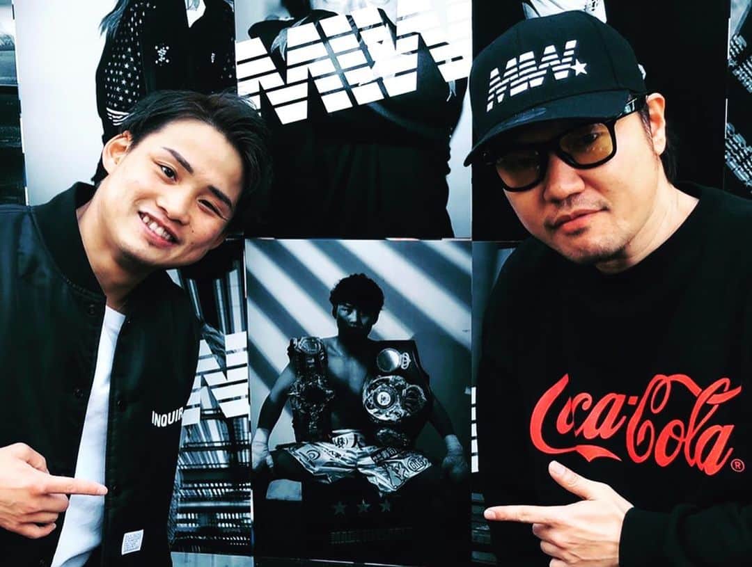 京口紘人のインスタグラム：「. . . 原宿ぶらり旅。。。 . . YouTube撮りながら #madeinworld へ . . ヨンテさんとも久しぶりに会って良い時間でした！ . . ヨンテさん @yonte4 が着てるコカコーラとMADE IN WORLDのコラボＴがめちゃくちゃイカしてるから皆んなチェックしてみて👍 . . #京口紘人 #madeinworld #cocacola  #原宿 #ぶらり旅 #物欲満たされた」