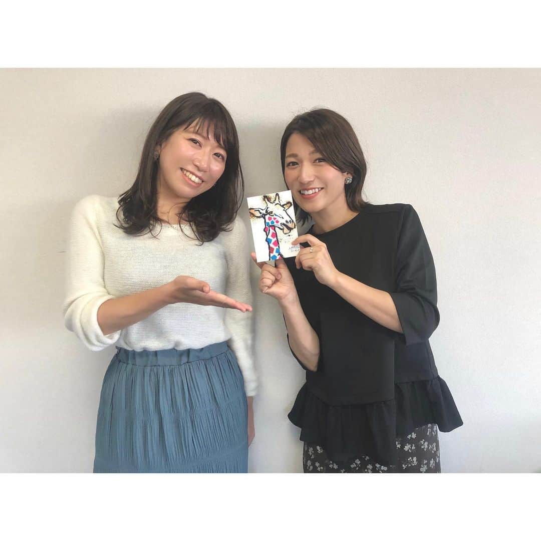 武田華奈のインスタグラム：「. きのうのスーパーニュースでは、フェニックス自然動物園のキリン、こゆめちゃんのお腹の赤ちゃんについてお伝えしました🦒.。 取材に行きたくてたまらなかったのですが他番組の収録があり泣く泣く断念…。 . すると、今朝デスクに嬉しい郵便が𓁏𓁏‼︎ UMKを卒業した高橋巨典さんが大分のカフェギャラリーで見つけたからと素敵なポストカードを送ってくださいました✉️✴︎ 番組を一緒に担当していて、よくキリンが好きな話をしていたので覚えていてくださったようです。 いつまでも後輩思いでそしてタイミングもじつに絶妙、うれしいサプライズでした𓆸𓆸 . 会社にいた高巣由貴アナと♡髪型とカラーチェンジで雰囲気が変わっていました𓁙♡」