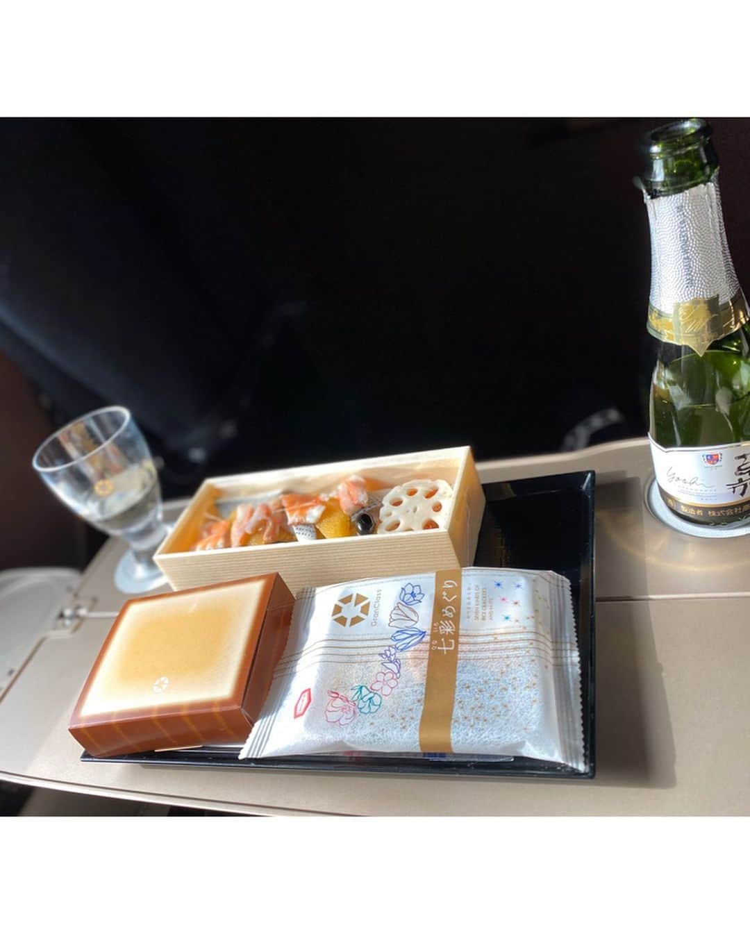 JUNKO（飯田順子）さんのインスタグラム写真 - (JUNKO（飯田順子）Instagram)「#グランクラス和軽食 をいただいて ・ ゆったり🚅🚅🚅 ・ ・ @relux_jp」2月18日 15時15分 - jun__ko_