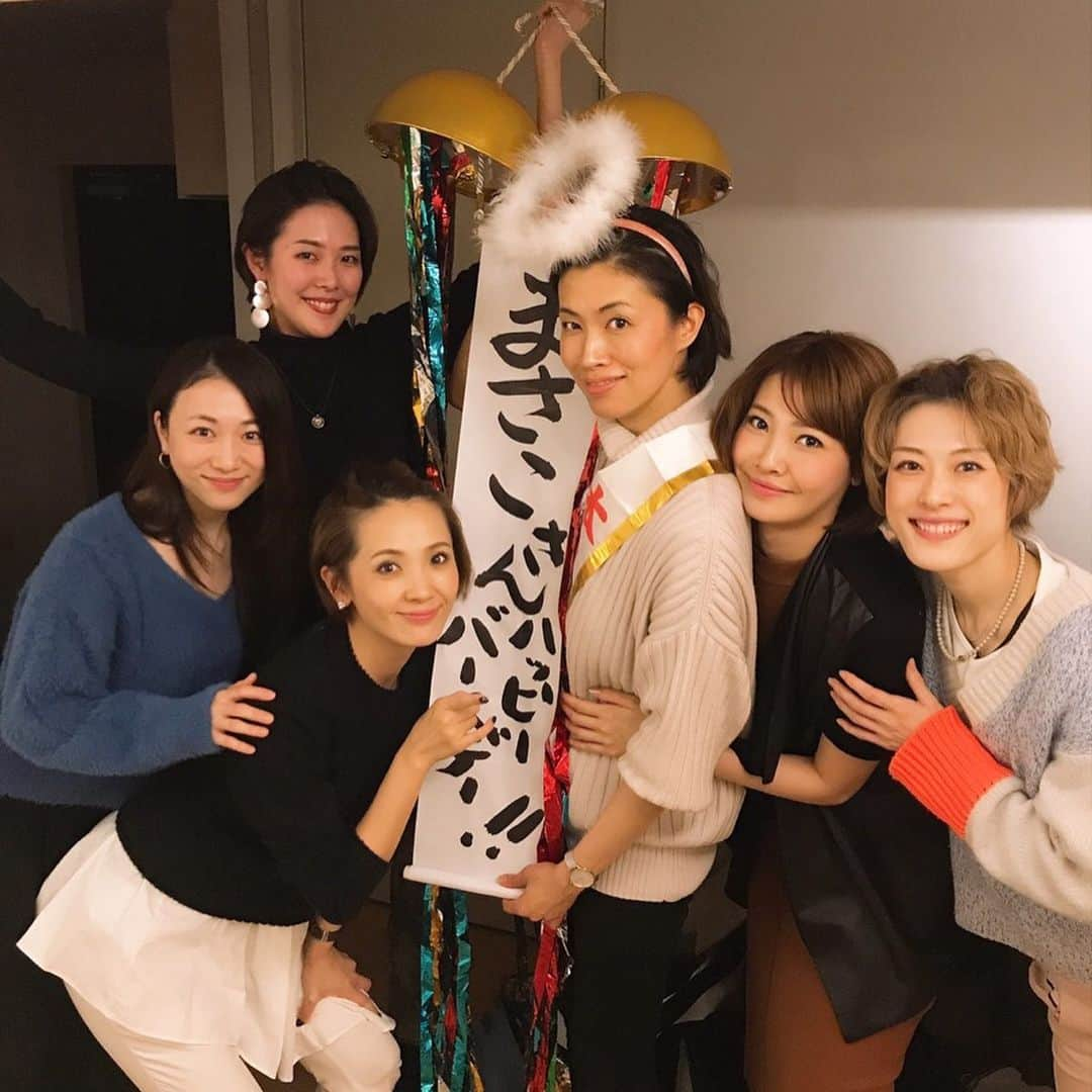 妃白ゆあさんのインスタグラム写真 - (妃白ゆあInstagram)「まさこさんbirthday✨✨ 皆でお祝い😊🥂🎉 . まさこさんのふわぁ〜ってあったかい空気で、周りはいつも温かくなる💓「まさこさん、生まれて来てくれて有難う〜✨」って皆で言いながら、頬が痛くなる位笑いました☺️☘️☘️ . 大好きで最高な方達💓 . 星メンバーいっぱいで、恒例のあの歌も、ひっっっっさしぶりに歌いました😋❤️❤️ . . #お誕生日おめでとうございます 🎂 #まさこさん　#十輝いりす  #あやさん　#壱城あずさ  #レンレン　#如月蓮  #れなちゃん　#十碧れいや  #まおちゃん　#麻央侑希  #ろんろん　#岡本寛子  #妃白ゆあ」2月18日 15時22分 - yua_hishiro