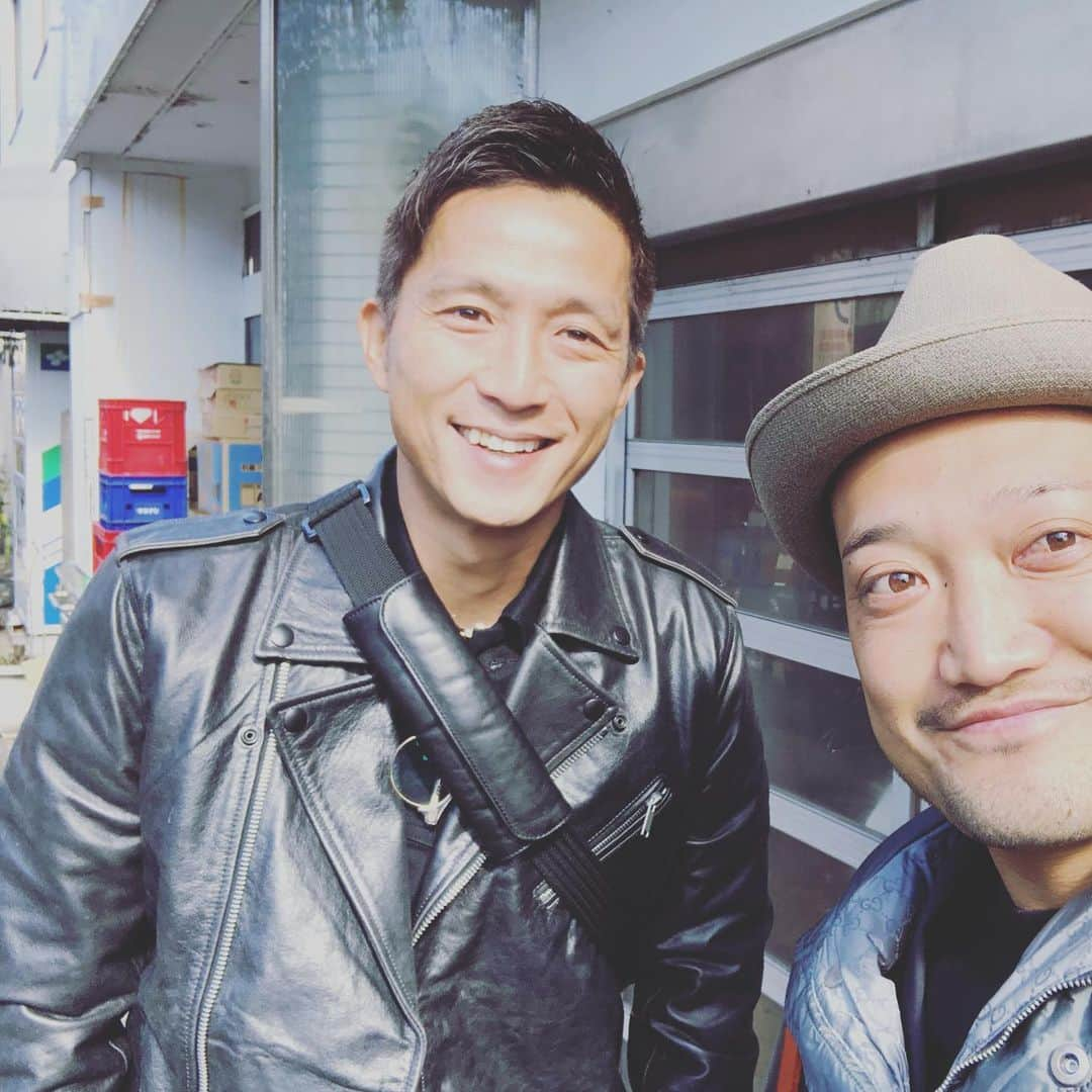 石原孝尚のインスタグラム：「今日は、福さんとランチしてきました😊  S級ライセンスの時からお世話になってて、福さんのサッカーの話はいつも勉強になります！！ NHKのサッカー解説もされてて、ワールドカップも出てて、すごい人なのに、僕の話も、いつも真剣に聞いてくれて🙇‍♂️ 楽しかったです！ ありがとうございました😊  にしても、ふくさん、かっこいいなぁ🤣笑笑  #福西崇史  #バワリーキッチン  #駒沢大学駅」