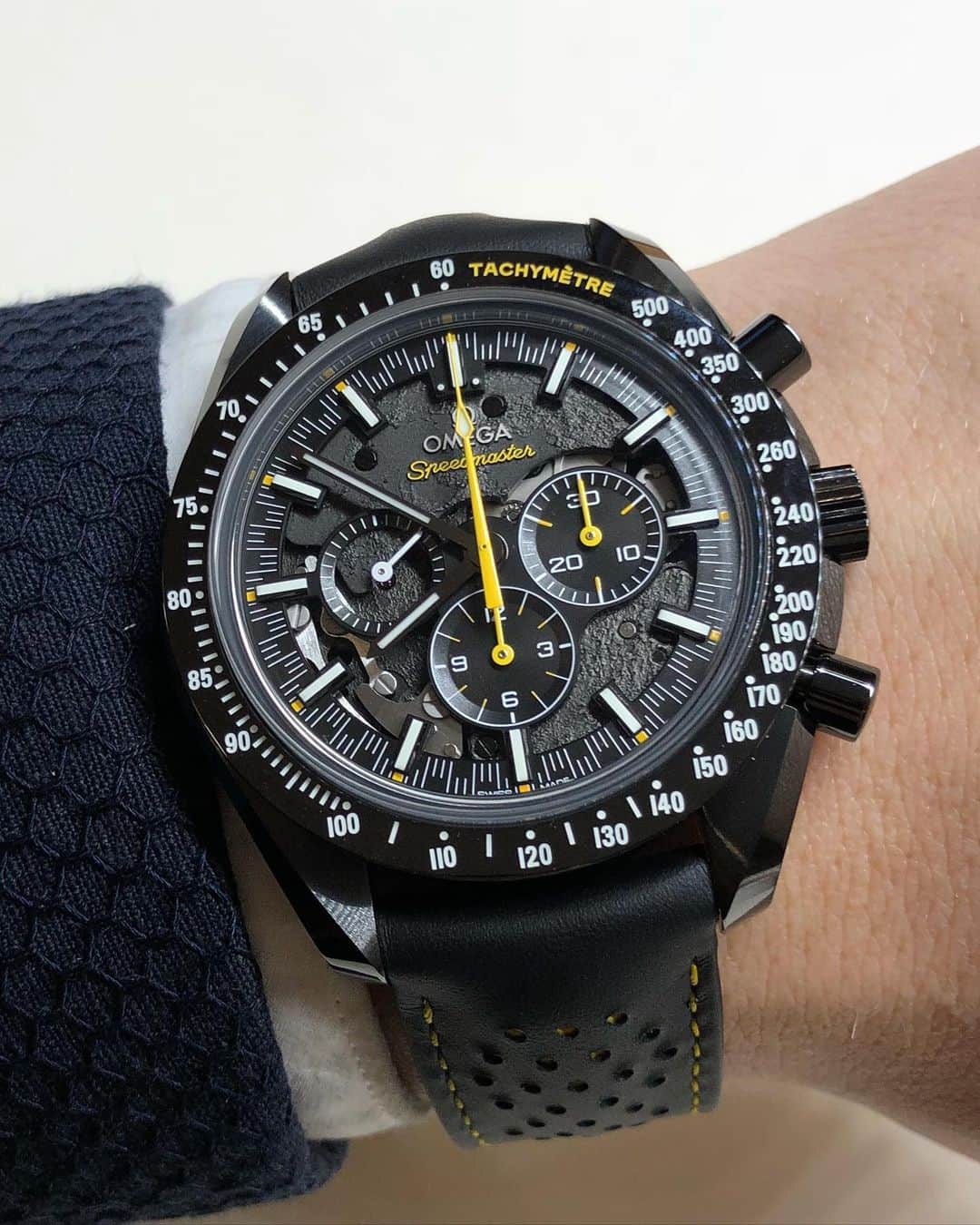 Daily Watchさんのインスタグラム写真 - (Daily WatchInstagram)「Omega killed it with this version of the Dark Side of The Moon. This was one of my favorite watches of 2018. Swipe left to see the gorgeous movement 😍 Price around €9000 #Omega #OmegaWatches」2月18日 15時47分 - dailywatch