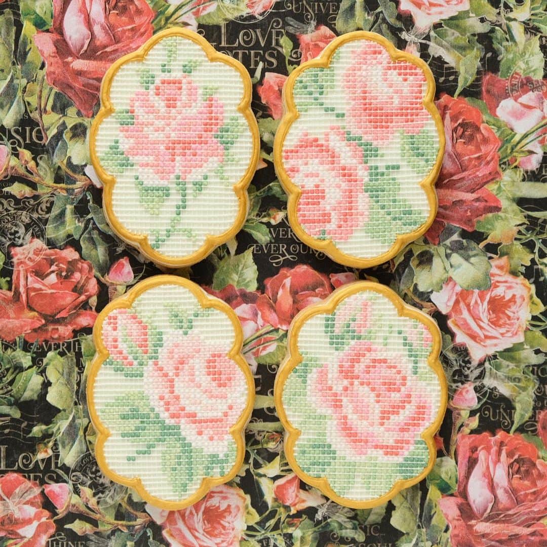 KUNIKAのインスタグラム：「Rose embroidery icing cookies 🥀﻿ ﻿ 去年、帰国後に手先のリハビリとして練習で作った薔薇のクロスステッチ風クッキー。﻿ ﻿ ﻿ ﻿ #artofkunika #sugarcookies #decoratedcookies #cookieart #decoratedsugarcookies #royalicing #royalicingcookies #cookiedecorating #customcookies #cookiesofinstagram #cookiedesign #cookieartist #instacookie #アイシングクッキー」