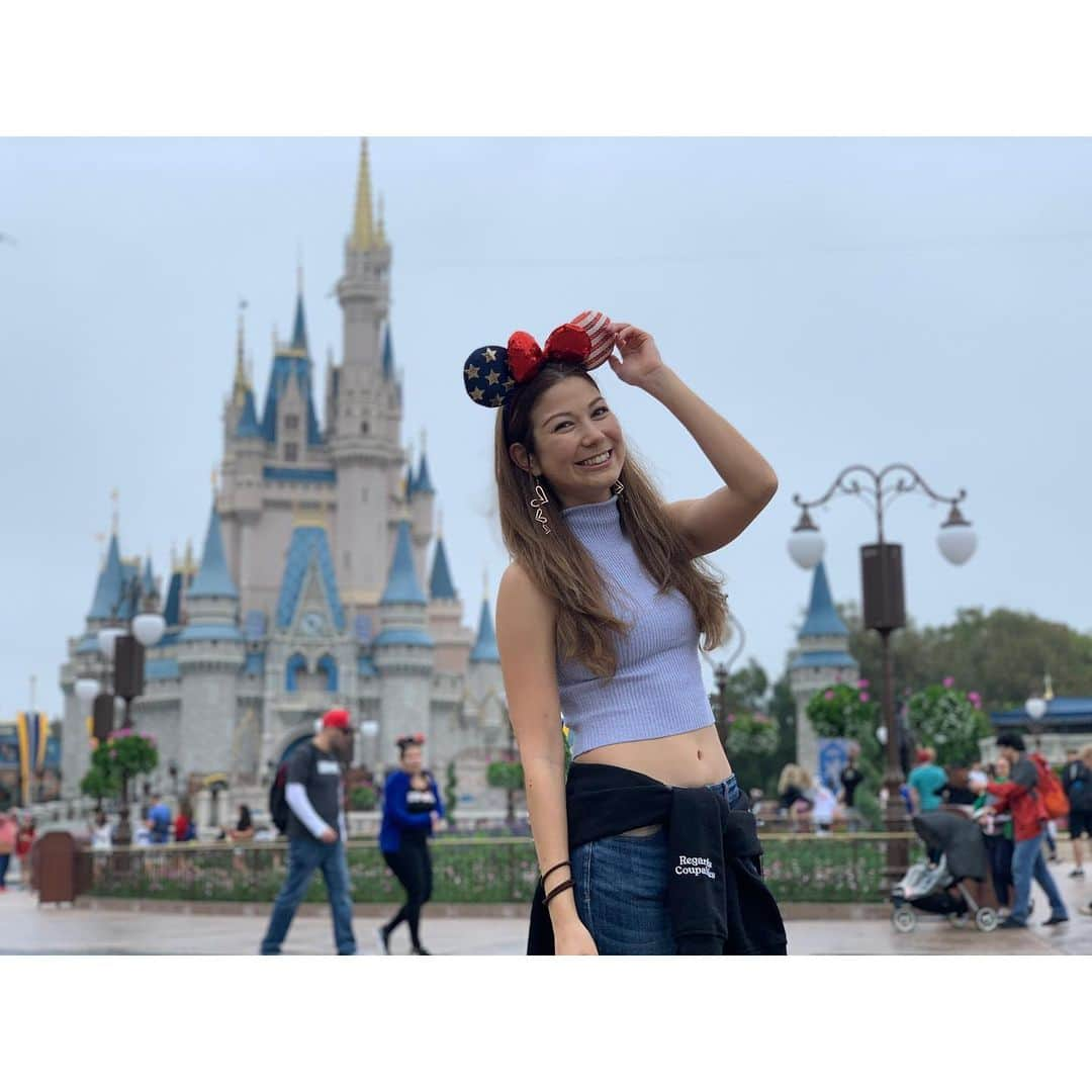 井澤エイミーのインスタグラム：「【Disney World Magic Kingdom】  2020年2月14日は、 バレンタインディズニー♡  魔法に包まれた素敵な1日。  井澤、子供のごとくはしゃいじゃった♬ Thank you :) #happyvalentinesday #disneyworld #orlando #magickingdom #minniemouse #usa🇺🇸 #LDR #letmebeyourminniemouse #goofyismyboyfriend #iloveyou #regardscoupables #sweatshirtweather」