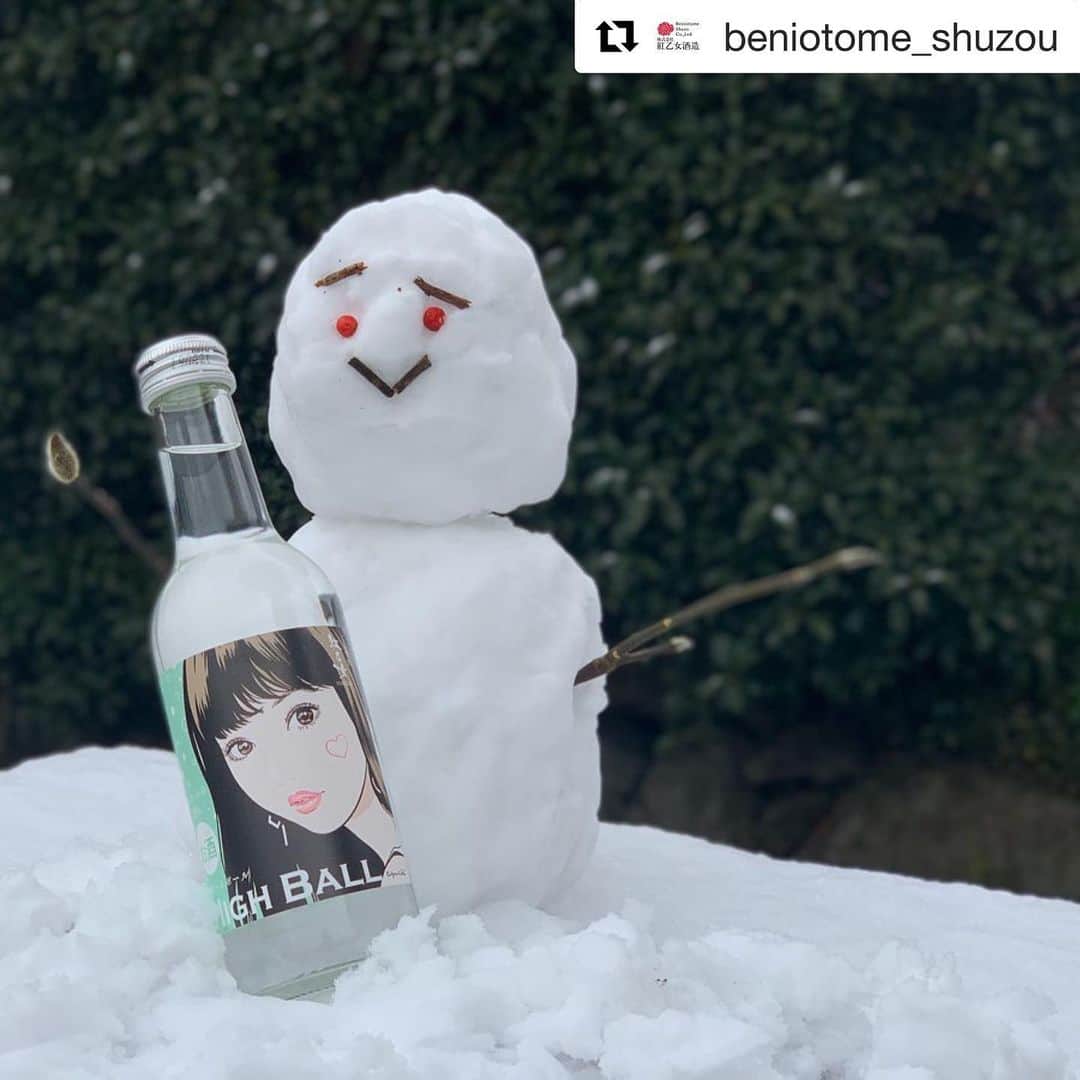 江口寿史のインスタグラム：「九州は昨日は雪だったみたいですね。いいなあ。  #Repost @beniotome_shuzou with @get_repost ・・・ おはようございます☃️ 昨夜降った雪で、今朝は雪景色でした❄️ごまハイボールと雪だるま⛄️ 今日は２人仲良く寄り添っててね⛄️❄️ #⛄️ #紅乙女 #ごま焼酎 #ごまハイボール #江口寿史 #初雪 #雪だるまなんて何年ぶりに作ったかしら」
