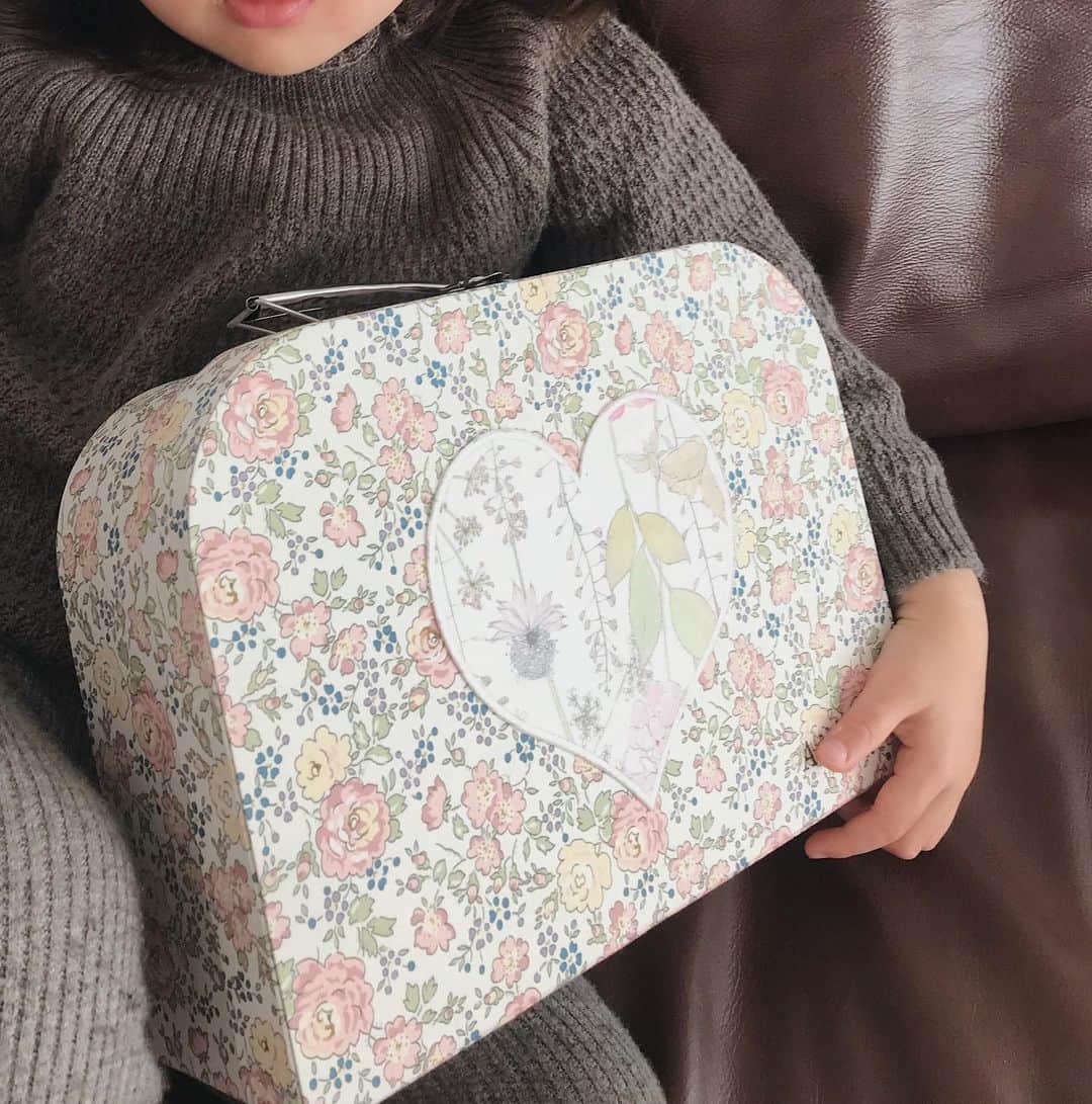 のインスタグラム：「アカデミーボンポワンの日 わたしと娘はワークショップを楽しませていただいていました。 全国のBonpointで開催中の “MY TRUNK” WORKSHOP. リバティ生地のトランクに、スタンプを使って自分だけのデザインにカスタマイズ。 スタンプ大好きな娘は裏面にこれでもかと押しまくり、 さくらんぼ祭り🍒🍒🍒🍒🍒 印刷紙ではなくて、生地そのものが丁寧に貼られた しっかりとした作りのトランク。 これがノベルティなんて 贅沢だなあ.... 💭 さっそくおもちゃをぎゅうぎゅう詰め込んで遊んでいます 🧸🎀🦕🧳 #bonpoint」