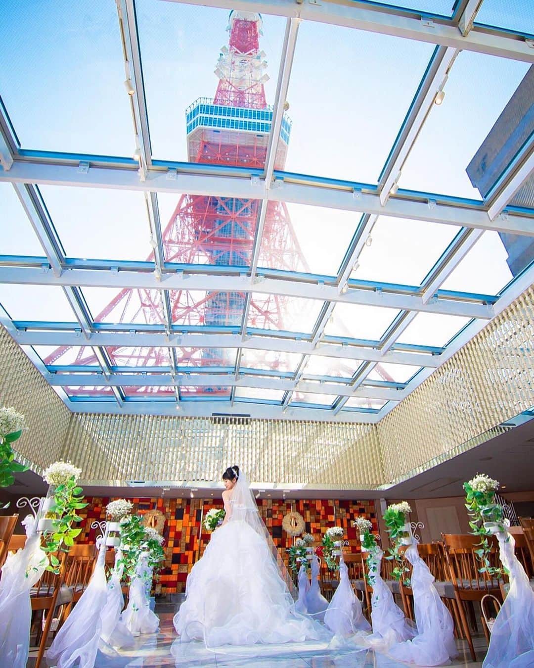 東京タワーの麓の結婚式さんのインスタグラム写真 - (東京タワーの麓の結婚式Instagram)「🗼 東京タワーに向かって まっすぐにのびるバージンロード✨ 自然光がたっぷりと降り注ぎ 真っ白なウェディングドレス姿を より美しく魅せてくれます🕊✨ . 横幅も広い大理石のバージンロードは ふわっと広がるドレスのトレーンも ばっちり着こなすことができますよ💕 . 圧巻の景色🗼はInstagramの画面 には入りきらず🙇‍♀ 東京タワーが入りきったお写真は 2枚目に掲載しています🗼✨ ぜひ一度見に来てくださいね♫ . 詳細は(@theplaceoftokyo )まで♡ . #theplaceoftokyo #プレイスオブトウキョウ #プレイスオブトーキョー #プレイスオブ東京 #ザプレイスオブトーキョー #ザプレイスオブ東京 #ザプレイスオブトーキョー #ゲストハウス婚 #令和2年婚 #東京タワー #東京タワーが好き #tokyotower #tokyowedding #東京タワーが見える #2020婚 #2020wedding #2020夏婚 #2020秋婚 #結婚式準備 #結婚式 #wedding #ちーむ2020 #東京花嫁 #プレ花嫁準備 #ぷれ花嫁 #プレ花嫁 #挙式 #ウェディングドレス」2月18日 15時59分 - theplaceoftokyo