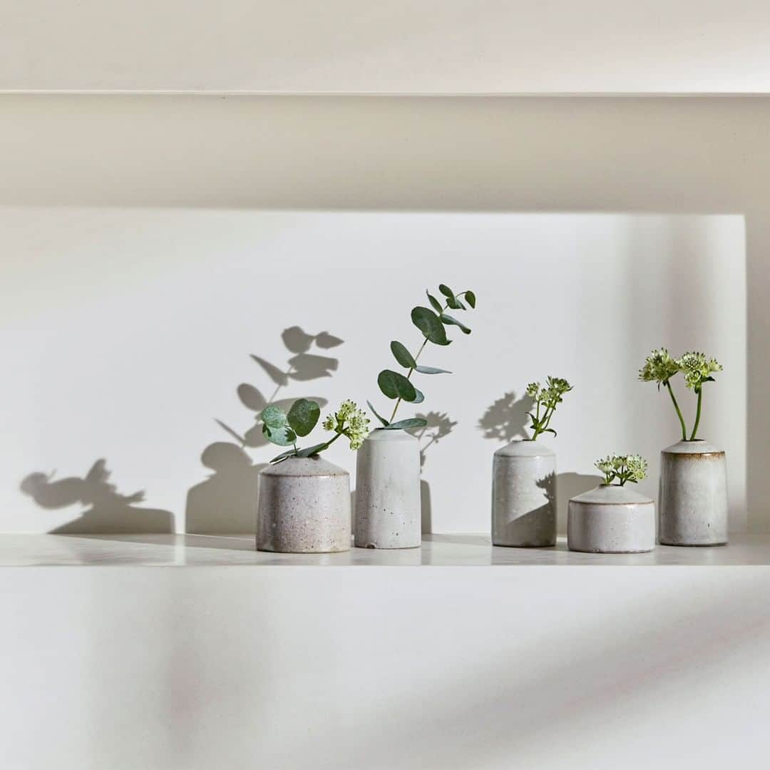 バンフォードさんのインスタグラム写真 - (バンフォードInstagram)「Having plants in the home is believed to bring many benefits to well-being including improving one's mood and increasing attention span. By bringing nature indoors, we are also likely to feel a closer affinity to nature: an essential connection which, when remembered, encourages us to reflect on our impact and slow down in our daily lives. For an option that is easy to maintain, adding a sprig of your favourite plant to our core vases is a simple way to dedicate a corner of your space to nature 🌱 #bamford #houseplants #nurturenature」2月18日 16時00分 - bamford