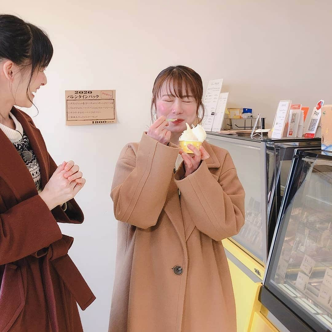 石田亜佑美さんのインスタグラム写真 - (石田亜佑美Instagram)「@gelateria_fruits_laboratory . . 宮城県塩竈にあるジェラート屋さん #フルーツラボラトリー  #fruitslaboratory . 塩竈の街並みに突如現れる黄色いお店 こちらでは店主さんのこだわりが詰まった 美味しいジェラートが頂けます♥️ . #美味しくて頬が発光 #ジェラート #藻塩 #藻塩ミルク #藻塩生キャラメルアーモンド #藻塩とは塩竈の伝統的な製法に習って作られた特別な塩であーる #塩竈 #塩釜 #しおがま #宮城 #morningmusume20 #モーニング娘20 #石田亜佑美 . #仙台放送 #あらあらかしこ @arakashi_official . 2月22日(土)放送！ 石田亜佑美が行くっ！～塩竈の藻塩編～」2月18日 16時06分 - ayumi_ishida.official