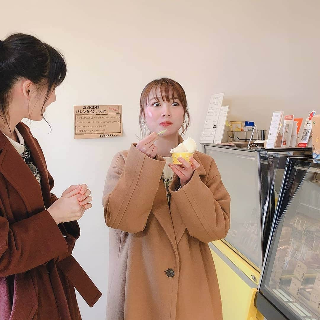 石田亜佑美さんのインスタグラム写真 - (石田亜佑美Instagram)「@gelateria_fruits_laboratory . . 宮城県塩竈にあるジェラート屋さん #フルーツラボラトリー  #fruitslaboratory . 塩竈の街並みに突如現れる黄色いお店 こちらでは店主さんのこだわりが詰まった 美味しいジェラートが頂けます♥️ . #美味しくて頬が発光 #ジェラート #藻塩 #藻塩ミルク #藻塩生キャラメルアーモンド #藻塩とは塩竈の伝統的な製法に習って作られた特別な塩であーる #塩竈 #塩釜 #しおがま #宮城 #morningmusume20 #モーニング娘20 #石田亜佑美 . #仙台放送 #あらあらかしこ @arakashi_official . 2月22日(土)放送！ 石田亜佑美が行くっ！～塩竈の藻塩編～」2月18日 16時06分 - ayumi_ishida.official