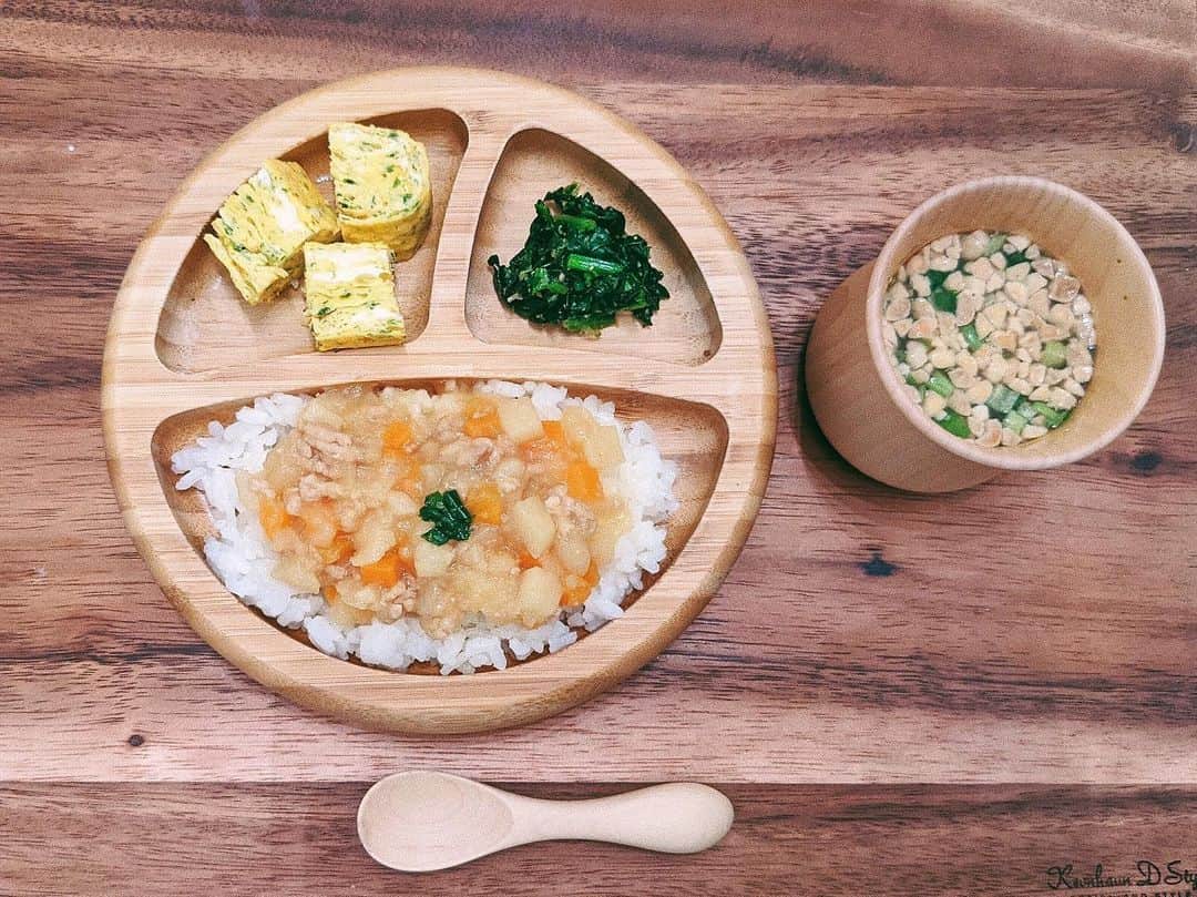 ソンイのインスタグラム：「昨日の息子の夕飯をストーリーに載せたらレシピを紹介して欲しいとリクエストたくさん頂いたので連日の離乳食投稿失礼します👦🏻🥣﻿ ﻿ こんなに食べるんですか？😳とDM貰うんですが、 完食でこの後バナナも食べてました🍌﻿ 夜間卒ミルクの効果もあるかもしれません🍼👋🏼﻿ ワンプレート皿が実際は手のひら程のミニサイズだから写真で見ると多く感じるかも？🤔﻿ ご飯の量は大人茶碗の半分くらいです🍚 大人と同じ固さの白米しか食べなくなりました🥺﻿ ﻿ ﻿ 離乳食初期の頃に全然食べてくれずご飯を捨てる日々、調理方法や食べさせ方など試行錯誤する日々を1.2ヶ月経験してしていた分、今たくさん食べてくれるのが本当に嬉しい🥺❤️﻿ ﻿ そして離乳食に悩んでるママさんへ☺️﻿ ﻿ たくさん試行錯誤してもダメ、悩む日々、焦りとご飯を捨てる悲しさ、離乳食の時間が辛い、私もそうでした😢泣﻿ ﻿ 食べてくれるようになったきっかけ、﻿ １番効果があったのは最後にした﻿ "良い意味で諦める事、食べないのも見守る事、頑張るのを休憩する事" だったかもしれません。﻿ ﻿ 「大人になっても母乳&粉ミルク飲んでる人いないしね〜、ゆっくりでいいよ〜、ミルクの方がママ準備楽だし〜、献立考えなくていいし〜、ミルクで大きくなろうね〜」なんて感じで😗﻿ ﻿ そうしたら焦る気持ちも悲しさもイライラもなくなりました！﻿ で、どうせ食べないもんねー？って思う日にパクパク😮💕﻿ たぶんママの気持ちが穏やかになってそれが伝わったのかな🥺﻿ ﻿ あとはママパパが美味しそうにご飯を食べてる姿を見せたり、思い切って食材の固さや味付けをステップアップしてみたり、お箸であげてみたり🤔﻿ ﻿ 私もまだまだ手探りだらけですが、同じ状況のママさんがいたらこの記事で気持ちが楽になればいいな😌💕﻿ ﻿ ﻿ 献立🥣﻿ 🥔肉じゃが﻿ 🍳青のりの卵焼き﻿ 🥬ほうれん草の胡麻和え﻿ 🍲納豆のお味噌汁﻿ ﻿ 肉じゃがレシピ🥔﻿ お出汁、鶏ひき肉、じゃがいも、人参、玉ねぎを少量のお醤油とお砂糖で煮てから水溶き片栗粉でとろみをつけます✨﻿ 大人の肉じゃがは冷凍すると美味しくなくなりますが、離乳食だとじゃがいもがすでに潰れてる形状なのでストック可能です☺️﻿ ﻿ ほうれん草の胡麻和えレシピ🥬﻿ ほうれん草1束、すりごま大2、お砂糖ほんのひとつまみ、お醤油も数滴少量、を和えるだけ👌🏻﻿ 味の濃さは月齢に合わせて調整してみてください☺️こちらも冷凍ストック可能です✨﻿ ﻿ #生後11ヶ月 #離乳食 #離乳食後期 #かみかみ期﻿ #離乳食食べない #離乳食レシピ #ソンイ飯 #ソンイ離乳食 #ソンイ子供ご飯」