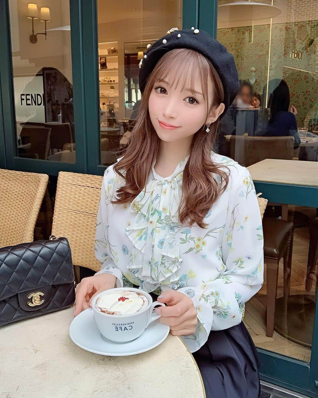 八鍬里美さんのインスタグラム写真 - (八鍬里美Instagram)「cafe🍩☕∗*ﾟ . #表参道#cafe#ANNIVERSAIRECAFE#ブラウス#teatime#花柄ブラウス#ミシェルマカロン#michellmacaron」2月18日 16時15分 - satomi_yakuwa