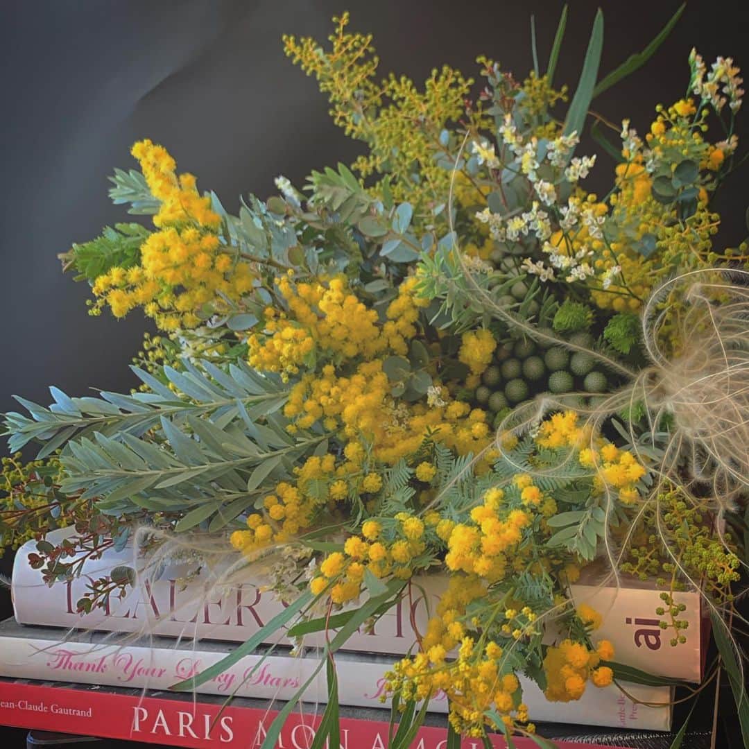 畑野ひろ子さんのインスタグラム写真 - (畑野ひろ子Instagram)「ミモザのブーケ。 生花でブーケを組んで頂き、後にこのままドライフラワーとしても長く楽しんでもらえるブーケです。  @willgarden_official  #flower #flowers #lesson #bouquet #mimosa」2月18日 16時24分 - hiroko_hatano_