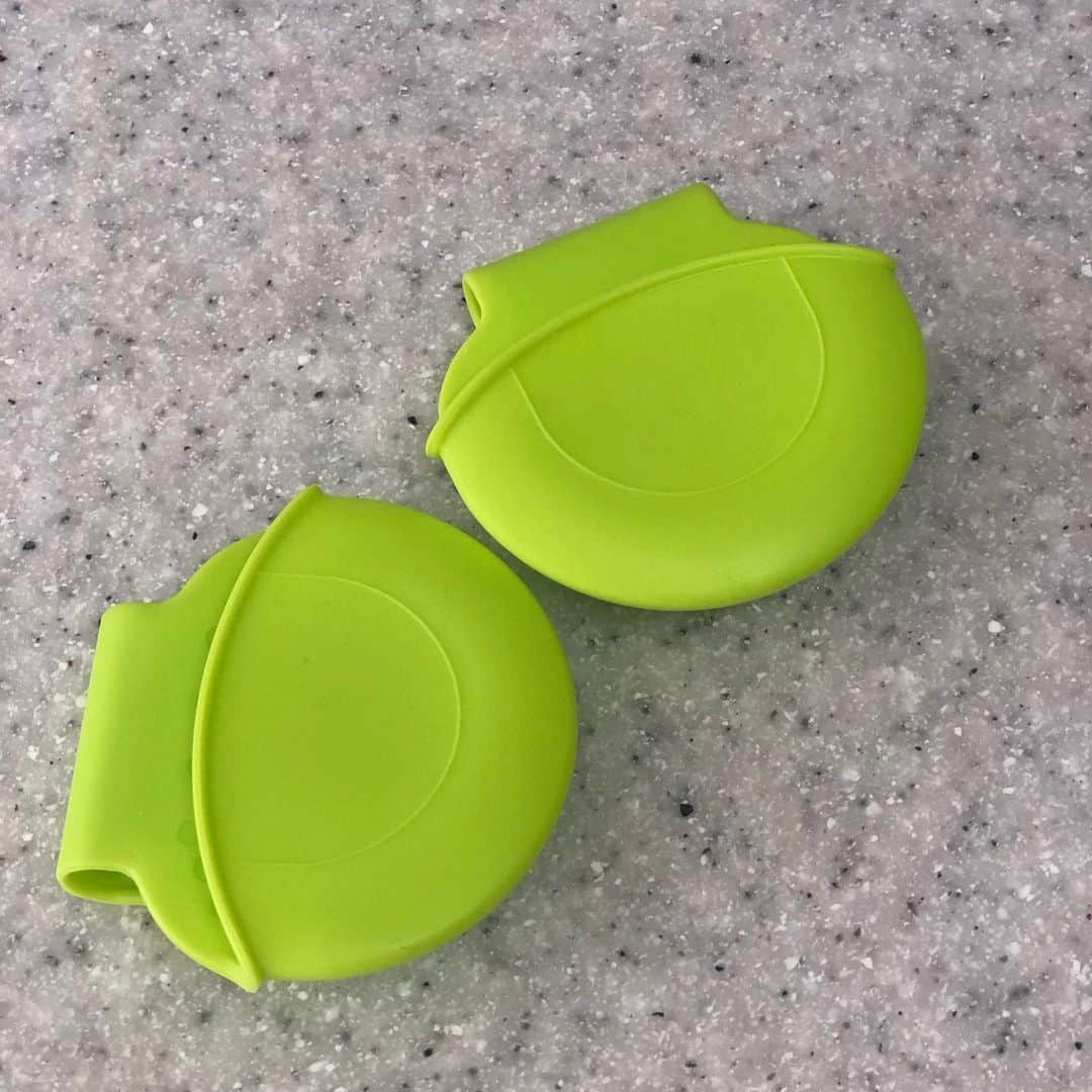 のインスタグラム：「どーでもいいような、どーでもよくない便利なグッズ❤️いつから売っていたのかは知らないのですが、この間久々IKEAに行ったときに見つけたもの‼️鍋つかみを引き出しに閉まっているため、いつも使うときにいちいち出さなくてはいけなくて、やや面倒だな〜と思っていて、なんなら、冬は長袖ぎゅーっと伸ばしたりして横着していたのですが、このシリコンの鍋つかみ？が、とっても便利‼️初日からコンパクトなこの子が大活躍してくれています❤️あとは、シリコンの鍋蓋。息子のお稽古合間30分とかで、晩ご飯の調理を途中まてでもしたりするから、蓋が結構必要なのです。スリーサイズあってなかなか便利。IKEAも久々行くと新しいものがたくさんあってテンションアップ⤴︎ほかに買ったのは耐熱ガラス皿？容器と、大きめの花器、あとはジップロックとトイレのお掃除道具、クローゼットの整理整頓によく使っているものが破損したのでそれとか。 久々すぎてテンション上がって、危うくいらないものまで買いそうになったけど、なんとかぐっと我慢😂 と、今日はたまたま見つけた便利グッズの紹介でした❤️ #ikea #イケア #便利グッズ #便利グッズ大好き #shiba_u」
