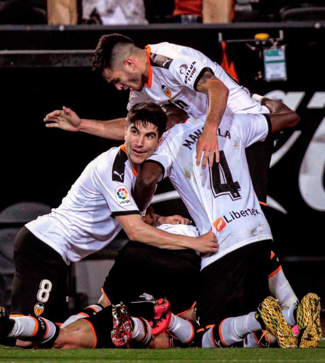 LFPさんのインスタグラム写真 - (LFPInstagram)「The BAT-team! 🦇 • #LaLiga #LaLigaSantander #Valencia #Football #Goals」2月19日 3時28分 - laliga