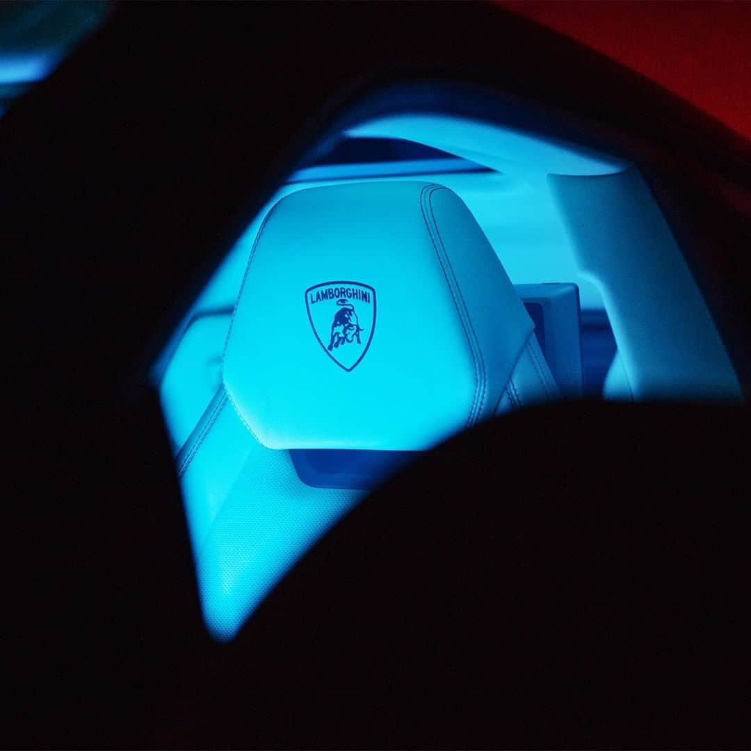 のインスタグラム：「The best place to have an unforgettable driving experience. The interior of Lamborghini Urus, shot by @studiovetusta.  #Lamborghini #Urus #SinceWeMadeItPossible」