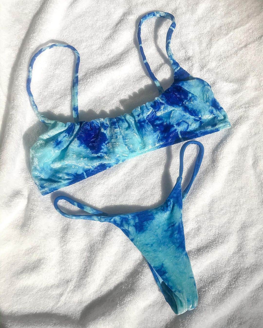 FRANKIES BIKINISさんのインスタグラム写真 - (FRANKIES BIKINISInstagram)「OUT NOW 🦋 our crushed velvet tie dye is now available for purchase. sizing questions? ask below ✍🏼」2月19日 2時00分 - frankiesbikinis