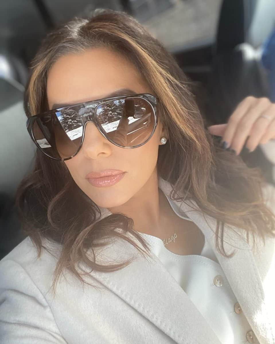 エヴァ・ロンゴリアさんのインスタグラム写真 - (エヴァ・ロンゴリアInstagram)「Mornings with the sun ☀️ Thanks @victoriabeckham for the new sunnies!」2月19日 2時11分 - evalongoria