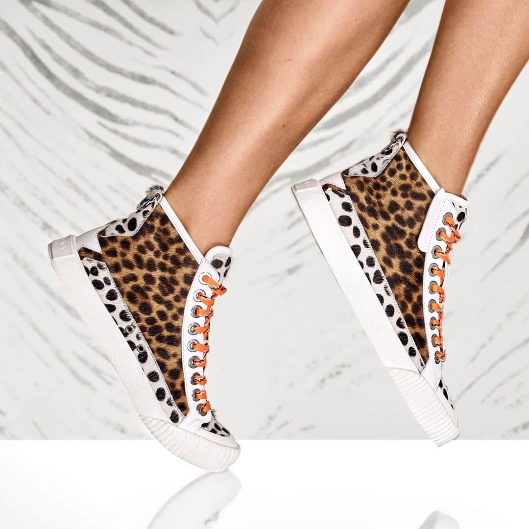 Jimmy Chooさんのインスタグラム写真 - (Jimmy ChooInstagram)「Happy feet. The IMPALA HI trainers combine leopard and cheetah print with a dash of pure fun #JimmyChoo」2月19日 2時19分 - jimmychoo