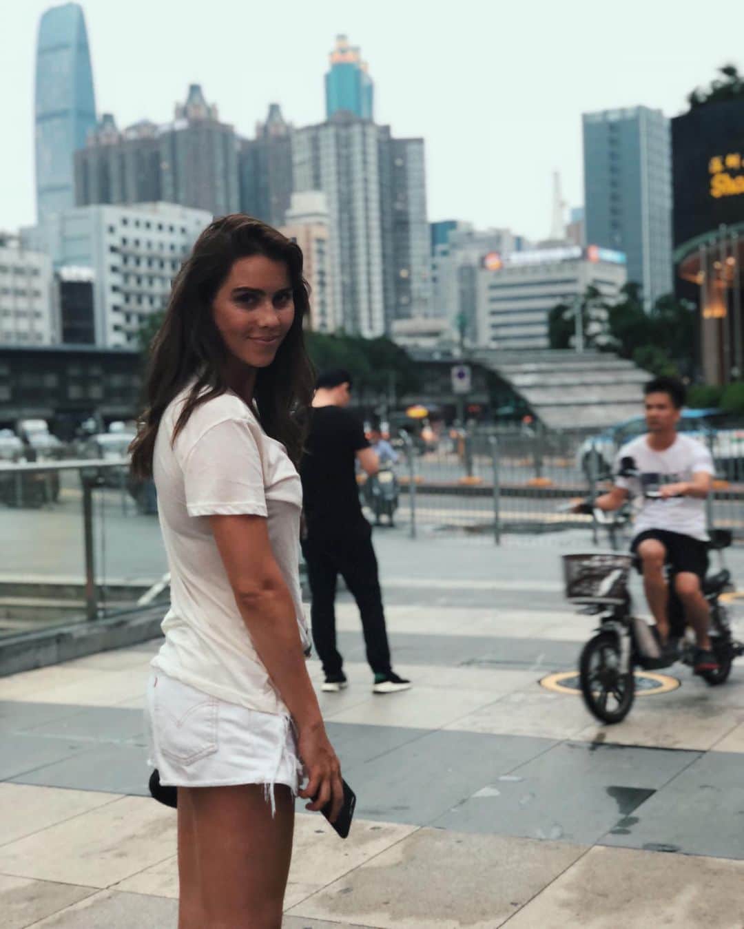 クレア・ホルトのインスタグラム：「Remember when I had brown hair and my husband wasn’t into me cause he said I looked too much like my sister..?」