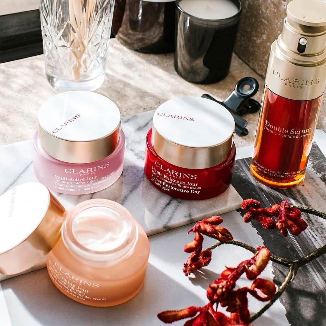 CLARINSさんのインスタグラム写真 - (CLARINSInstagram)「Did you know pairing Double Serum with your moisturizer helps to boost the hydration and absorption of your face cream? Cheers to healthy skin and getting that always-on glow! ✨ 📷: @clarinsaus  #ClarinsSkincare」2月19日 2時35分 - clarinsusa