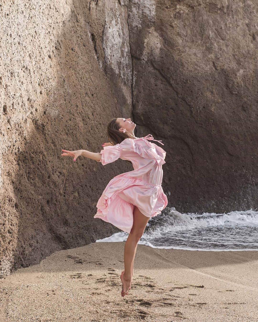 メリティナ・スタニウタさんのインスタグラム写真 - (メリティナ・スタニウタInstagram)「Fly ! ⠀ Dress 👗 @moodstories ⠀ Photo 📸 by @genesismaenza ⠀ #tenerife #canarias #dress #fly #girl #pinkdress #ocean #playa #sand #beach #gymnastics #ballet」2月19日 2時35分 - melitinastaniouta