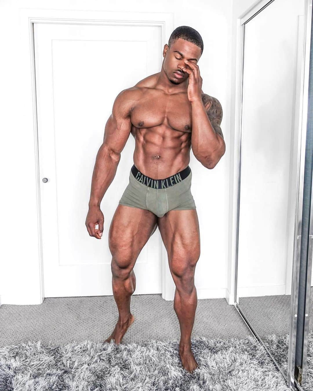 Simeon Pandaさんのインスタグラム写真 - (Simeon PandaInstagram)「Did you know you’re leaner & taller in the morning? Here’s why ⤵️⁣ Tag & Share 👊🏾 ⁣ Not only do you look more lean, you actually weigh less too! Weight is reduced as a result of respiration, perspiration and urination (if you get up to use the bathroom during the night) Up to 80% of weight loss during sleep is from water.⁣ ⁣ The visual look of appearing more lean, is also down to simply understanding that overnight you aren't putting food into your body; anything you eat will affect both your weight and the shape of the digestive tract. During the night, food you ate the day before has been mostly digested. ⁣ ⁣ Taller in the morning..really?⁣ ⁣ Yep! By on average 0.5 Inches (1 - 2 cm) (for a short period every morning, I can technically get away with saying I‘m 6’2 🤷🏾‍♂️😬) ⁣ Pressure from walking upright all day causes compression in the cartilage in your spine, forcing water from the discs in between the vertebrae to diffuse. ⁣ ⁣ When you sleep, your body gets to relax, easing pressure on your spinal discs and allowing water to be taken back into the spine without the pressure of standing.⁣ ⁣ 👉🏾For FREE diet tips and training routines, or download programs at 📲 SIMEONPANDA.COM⁣⁣⁣ | Follow @innosupps ⚡️ for the supplements I use👌🏾」2月19日 2時39分 - simeonpanda