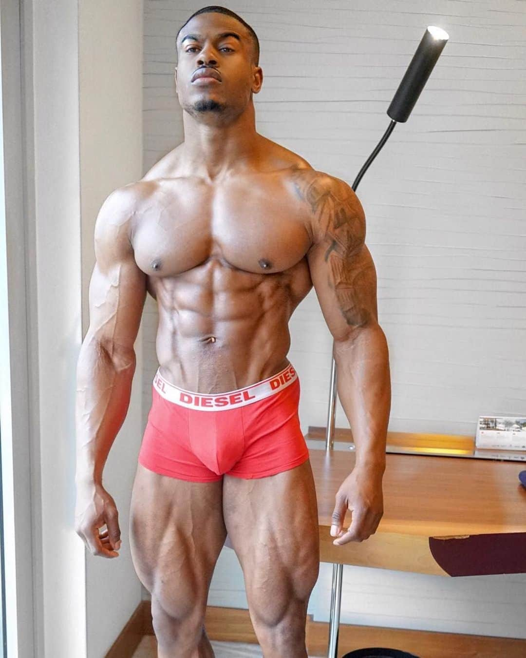 Simeon Pandaさんのインスタグラム写真 - (Simeon PandaInstagram)「Did you know you’re leaner & taller in the morning? Here’s why ⤵️⁣ Tag & Share 👊🏾 ⁣ Not only do you look more lean, you actually weigh less too! Weight is reduced as a result of respiration, perspiration and urination (if you get up to use the bathroom during the night) Up to 80% of weight loss during sleep is from water.⁣ ⁣ The visual look of appearing more lean, is also down to simply understanding that overnight you aren't putting food into your body; anything you eat will affect both your weight and the shape of the digestive tract. During the night, food you ate the day before has been mostly digested. ⁣ ⁣ Taller in the morning..really?⁣ ⁣ Yep! By on average 0.5 Inches (1 - 2 cm) (for a short period every morning, I can technically get away with saying I‘m 6’2 🤷🏾‍♂️😬) ⁣ Pressure from walking upright all day causes compression in the cartilage in your spine, forcing water from the discs in between the vertebrae to diffuse. ⁣ ⁣ When you sleep, your body gets to relax, easing pressure on your spinal discs and allowing water to be taken back into the spine without the pressure of standing.⁣ ⁣ 👉🏾For FREE diet tips and training routines, or download programs at 📲 SIMEONPANDA.COM⁣⁣⁣ | Follow @innosupps ⚡️ for the supplements I use👌🏾」2月19日 2時39分 - simeonpanda