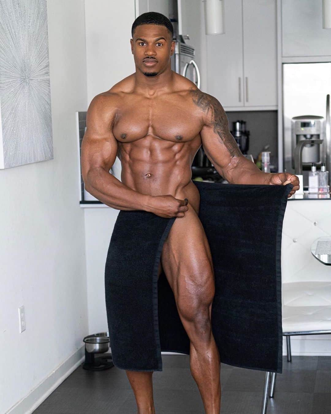 Simeon Pandaさんのインスタグラム写真 - (Simeon PandaInstagram)「Did you know you’re leaner & taller in the morning? Here’s why ⤵️⁣ Tag & Share 👊🏾 ⁣ Not only do you look more lean, you actually weigh less too! Weight is reduced as a result of respiration, perspiration and urination (if you get up to use the bathroom during the night) Up to 80% of weight loss during sleep is from water.⁣ ⁣ The visual look of appearing more lean, is also down to simply understanding that overnight you aren't putting food into your body; anything you eat will affect both your weight and the shape of the digestive tract. During the night, food you ate the day before has been mostly digested. ⁣ ⁣ Taller in the morning..really?⁣ ⁣ Yep! By on average 0.5 Inches (1 - 2 cm) (for a short period every morning, I can technically get away with saying I‘m 6’2 🤷🏾‍♂️😬) ⁣ Pressure from walking upright all day causes compression in the cartilage in your spine, forcing water from the discs in between the vertebrae to diffuse. ⁣ ⁣ When you sleep, your body gets to relax, easing pressure on your spinal discs and allowing water to be taken back into the spine without the pressure of standing.⁣ ⁣ 👉🏾For FREE diet tips and training routines, or download programs at 📲 SIMEONPANDA.COM⁣⁣⁣ | Follow @innosupps ⚡️ for the supplements I use👌🏾」2月19日 2時39分 - simeonpanda