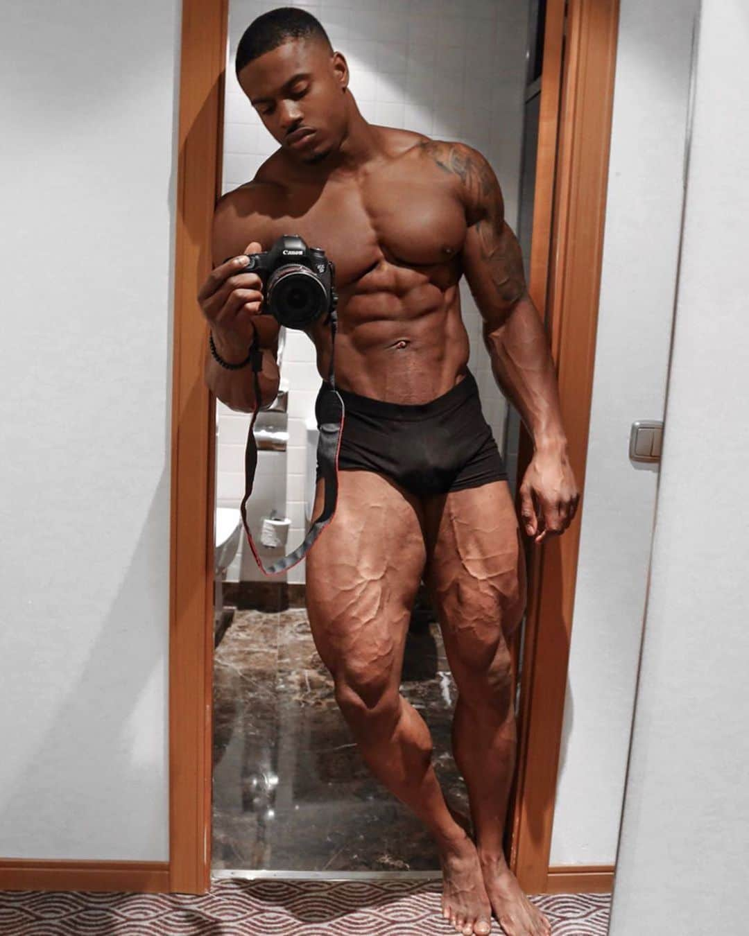 Simeon Pandaさんのインスタグラム写真 - (Simeon PandaInstagram)「Did you know you’re leaner & taller in the morning? Here’s why ⤵️⁣ Tag & Share 👊🏾 ⁣ Not only do you look more lean, you actually weigh less too! Weight is reduced as a result of respiration, perspiration and urination (if you get up to use the bathroom during the night) Up to 80% of weight loss during sleep is from water.⁣ ⁣ The visual look of appearing more lean, is also down to simply understanding that overnight you aren't putting food into your body; anything you eat will affect both your weight and the shape of the digestive tract. During the night, food you ate the day before has been mostly digested. ⁣ ⁣ Taller in the morning..really?⁣ ⁣ Yep! By on average 0.5 Inches (1 - 2 cm) (for a short period every morning, I can technically get away with saying I‘m 6’2 🤷🏾‍♂️😬) ⁣ Pressure from walking upright all day causes compression in the cartilage in your spine, forcing water from the discs in between the vertebrae to diffuse. ⁣ ⁣ When you sleep, your body gets to relax, easing pressure on your spinal discs and allowing water to be taken back into the spine without the pressure of standing.⁣ ⁣ 👉🏾For FREE diet tips and training routines, or download programs at 📲 SIMEONPANDA.COM⁣⁣⁣ | Follow @innosupps ⚡️ for the supplements I use👌🏾」2月19日 2時39分 - simeonpanda