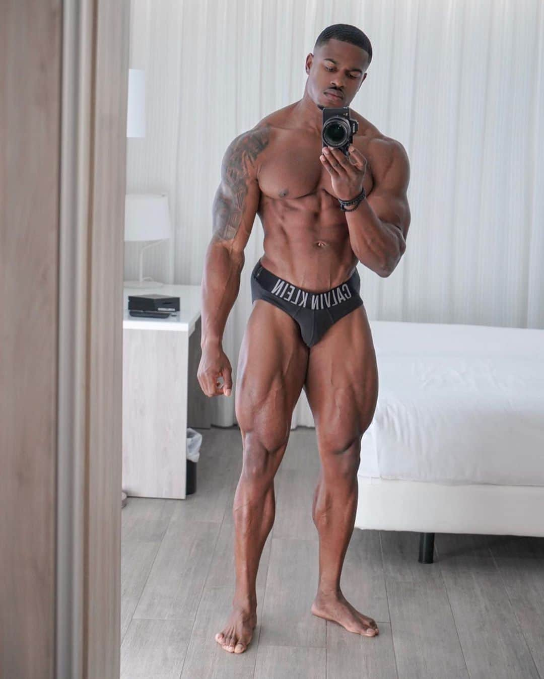 Simeon Pandaさんのインスタグラム写真 - (Simeon PandaInstagram)「Did you know you’re leaner & taller in the morning? Here’s why ⤵️⁣ Tag & Share 👊🏾 ⁣ Not only do you look more lean, you actually weigh less too! Weight is reduced as a result of respiration, perspiration and urination (if you get up to use the bathroom during the night) Up to 80% of weight loss during sleep is from water.⁣ ⁣ The visual look of appearing more lean, is also down to simply understanding that overnight you aren't putting food into your body; anything you eat will affect both your weight and the shape of the digestive tract. During the night, food you ate the day before has been mostly digested. ⁣ ⁣ Taller in the morning..really?⁣ ⁣ Yep! By on average 0.5 Inches (1 - 2 cm) (for a short period every morning, I can technically get away with saying I‘m 6’2 🤷🏾‍♂️😬) ⁣ Pressure from walking upright all day causes compression in the cartilage in your spine, forcing water from the discs in between the vertebrae to diffuse. ⁣ ⁣ When you sleep, your body gets to relax, easing pressure on your spinal discs and allowing water to be taken back into the spine without the pressure of standing.⁣ ⁣ 👉🏾For FREE diet tips and training routines, or download programs at 📲 SIMEONPANDA.COM⁣⁣⁣ | Follow @innosupps ⚡️ for the supplements I use👌🏾」2月19日 2時39分 - simeonpanda