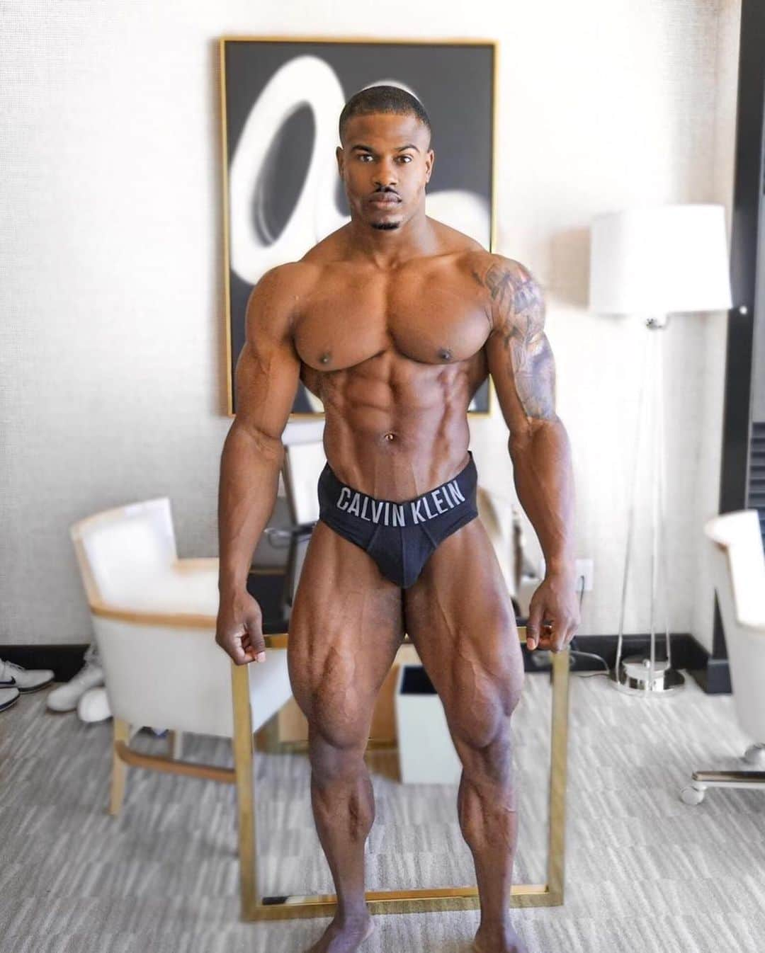 Simeon Pandaさんのインスタグラム写真 - (Simeon PandaInstagram)「Did you know you’re leaner & taller in the morning? Here’s why ⤵️⁣ Tag & Share 👊🏾 ⁣ Not only do you look more lean, you actually weigh less too! Weight is reduced as a result of respiration, perspiration and urination (if you get up to use the bathroom during the night) Up to 80% of weight loss during sleep is from water.⁣ ⁣ The visual look of appearing more lean, is also down to simply understanding that overnight you aren't putting food into your body; anything you eat will affect both your weight and the shape of the digestive tract. During the night, food you ate the day before has been mostly digested. ⁣ ⁣ Taller in the morning..really?⁣ ⁣ Yep! By on average 0.5 Inches (1 - 2 cm) (for a short period every morning, I can technically get away with saying I‘m 6’2 🤷🏾‍♂️😬) ⁣ Pressure from walking upright all day causes compression in the cartilage in your spine, forcing water from the discs in between the vertebrae to diffuse. ⁣ ⁣ When you sleep, your body gets to relax, easing pressure on your spinal discs and allowing water to be taken back into the spine without the pressure of standing.⁣ ⁣ 👉🏾For FREE diet tips and training routines, or download programs at 📲 SIMEONPANDA.COM⁣⁣⁣ | Follow @innosupps ⚡️ for the supplements I use👌🏾」2月19日 2時39分 - simeonpanda