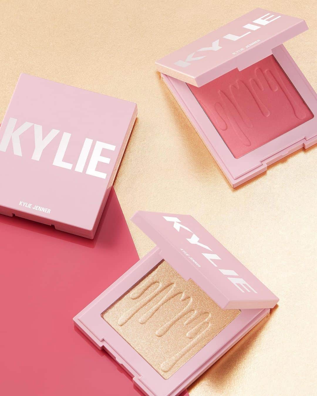 Kylie Cosmeticsさんのインスタグラム写真 - (Kylie CosmeticsInstagram)「Sunday Brunch kylighter & Pink Dreams blush are back in stock NOW! 💕 Pink Dreams is a blend of Kylie’s 2 favorite blushes “Winter Kissed” & “Baddie On The Block” and Sunday Bruch is a gorgeous bright champagne gold ✨ KylieCosmetics.com」2月19日 2時51分 - kyliecosmetics