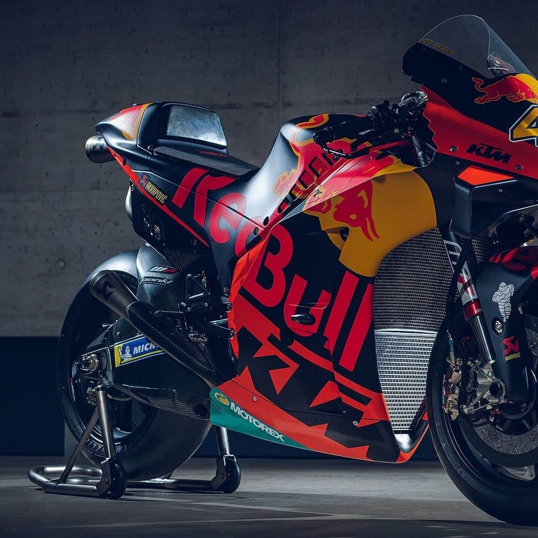 MotoGPさんのインスタグラム写真 - (MotoGPInstagram)「2020 KTM RC16 beasts 🍊 Get a first l👀k at both Red Bull KTM Factory Racing and @redbullktmtech3 #MotoGP bikes ✨ #SwipeLeft #Motorcycle #Racing #Motorsport #PE44 #BB33 #IL27 #MO88」2月19日 3時09分 - motogp