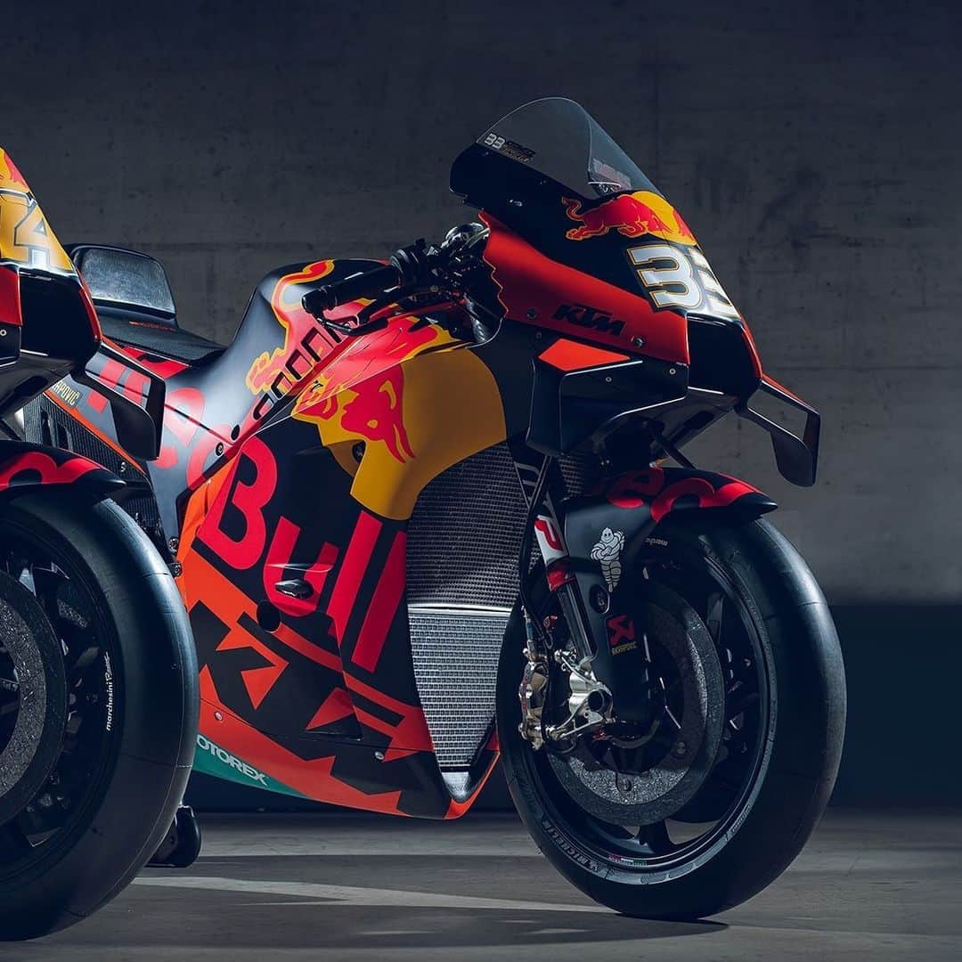 MotoGPさんのインスタグラム写真 - (MotoGPInstagram)「2020 KTM RC16 beasts 🍊 Get a first l👀k at both Red Bull KTM Factory Racing and @redbullktmtech3 #MotoGP bikes ✨ #SwipeLeft #Motorcycle #Racing #Motorsport #PE44 #BB33 #IL27 #MO88」2月19日 3時09分 - motogp