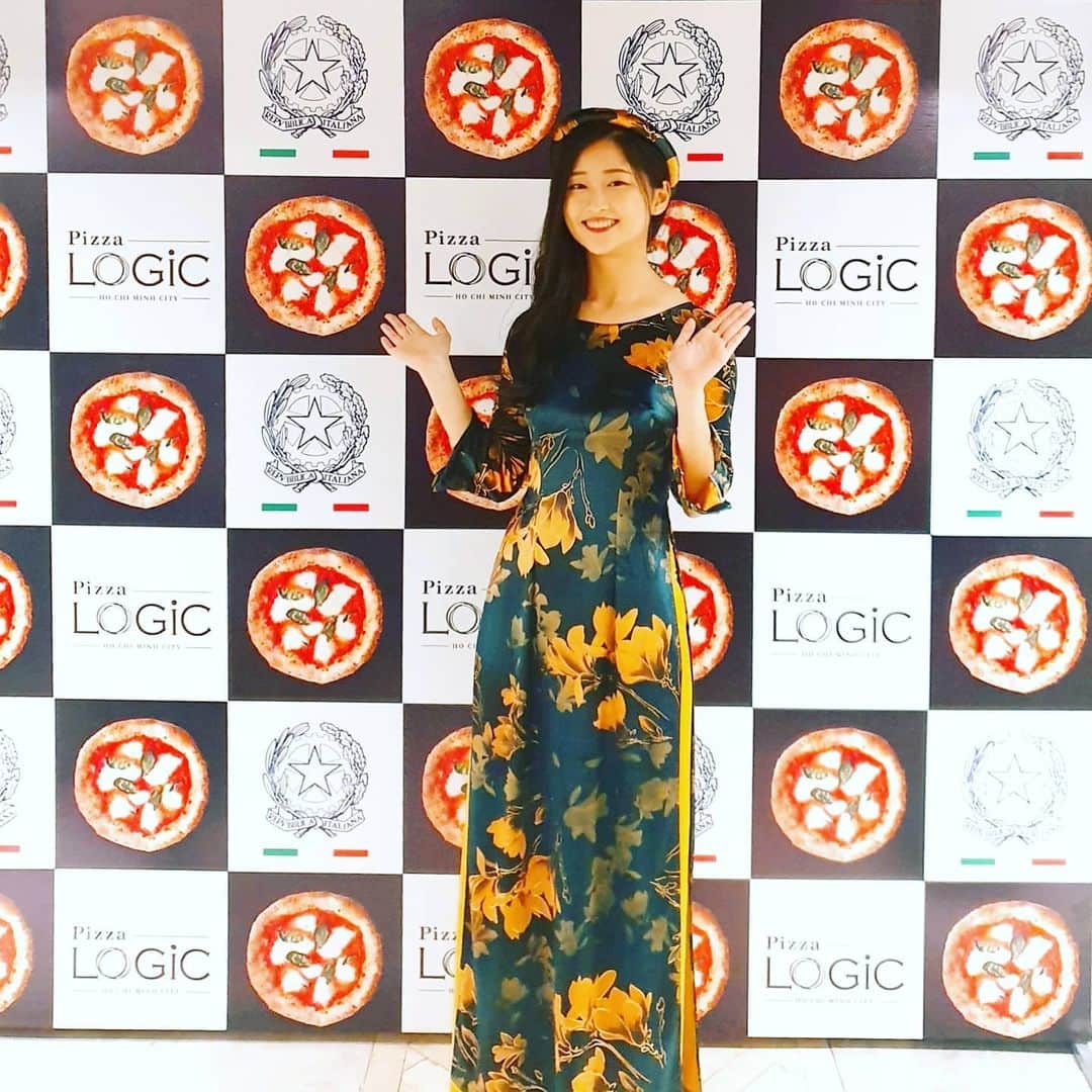 Akariのインスタグラム：「Yes! I did it!🥳 The very first time to do MC in Vietnamese 🎉 Of course it wasn't the perfect one, but I did my best 😉 The custom made Ao Dai dress is a gift for myself 😋 . . . Sungrak and Jongrak oppa, thank you so much for coming today☺️☺️☺️」