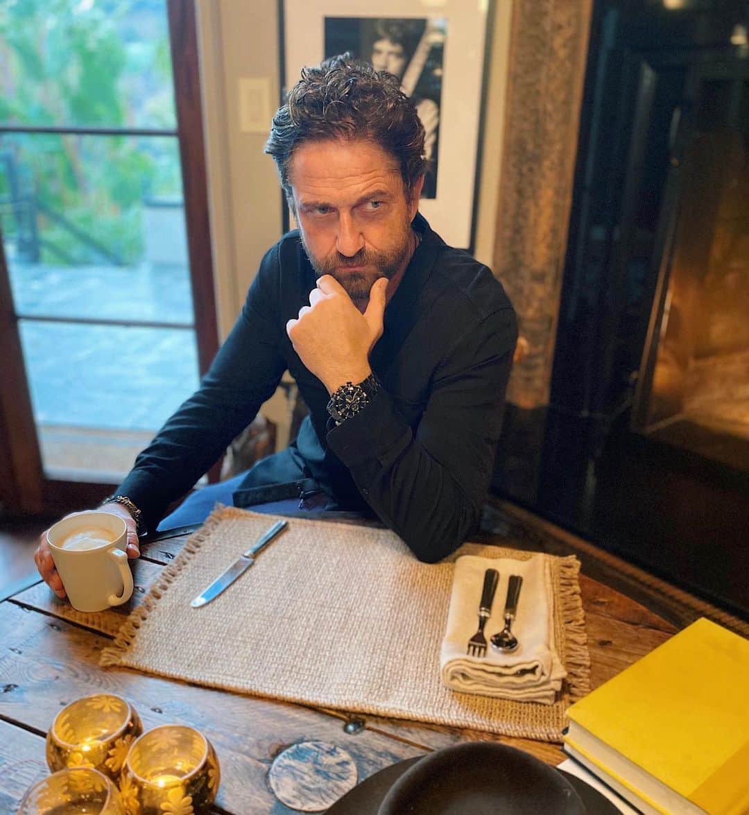 ジェラルド・バトラーのインスタグラム：「Warning: don’t talk to me until I’ve had my coffee. 😂 #FestinaAlwaysFits #WearAWatch @festina.watches」