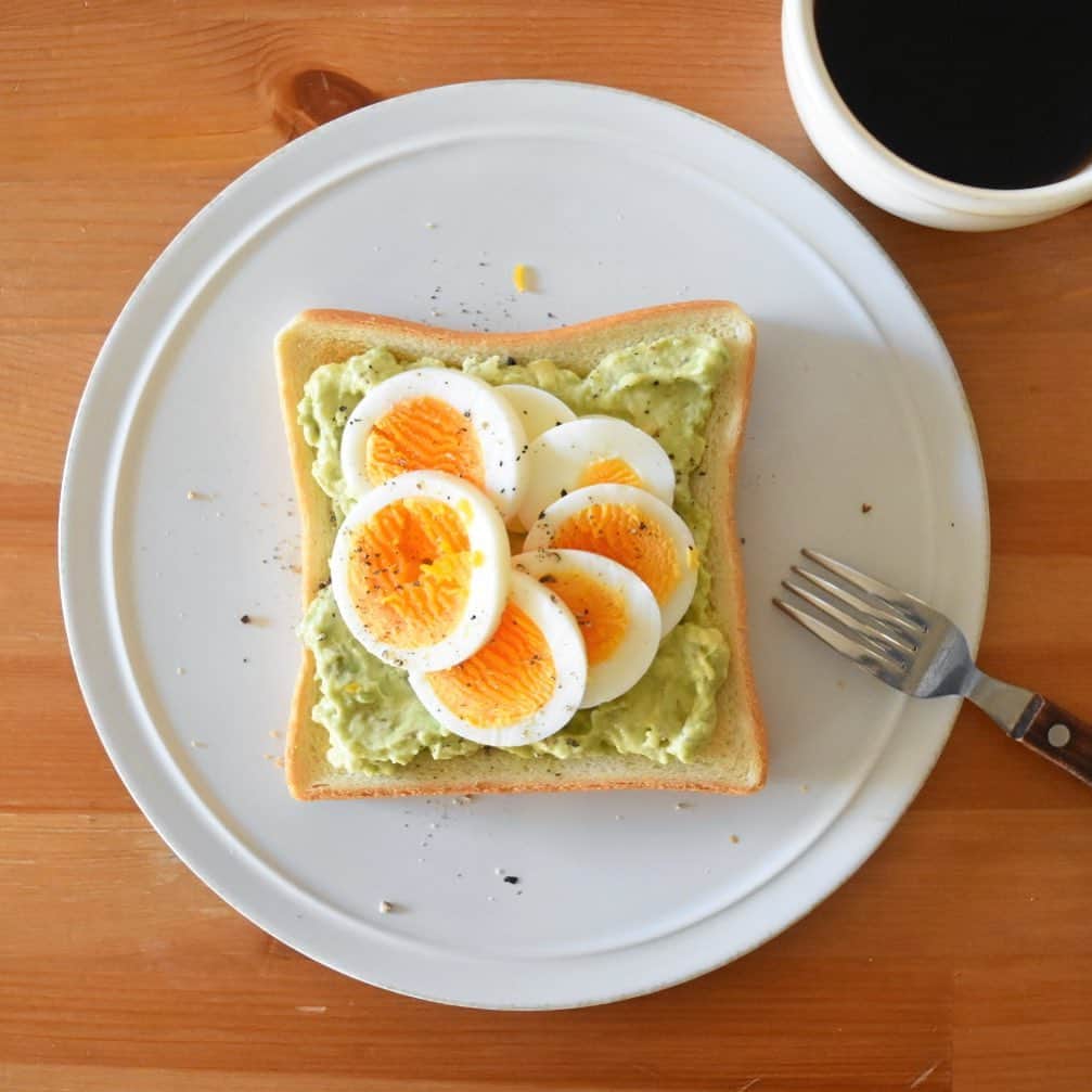 山崎佳のインスタグラム：「Today’s breakfast. アボカドディップとゆで卵。」