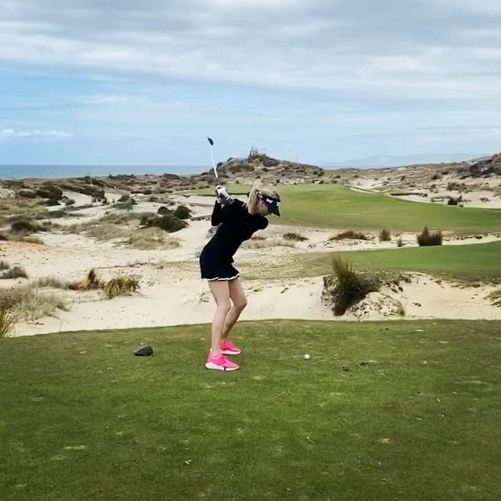 アンナ・ローソンのインスタグラム：「Guess where? 💯🐧🌊🏌🏼‍♀️🏖🖤」
