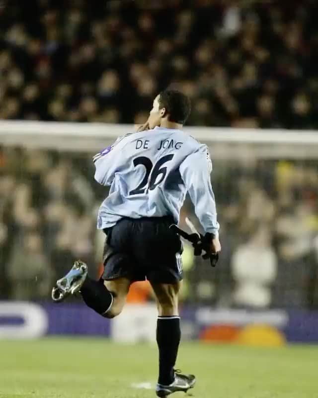 ナイジェル・デ・ヨングのインスタグラム：「#Onthisday in 2003 // Arsenal vs Ajax Amsterdam // First goal in the @championsleague // what’s better, Control or that finish? 🔥#ChampionsLeague #Highbury」