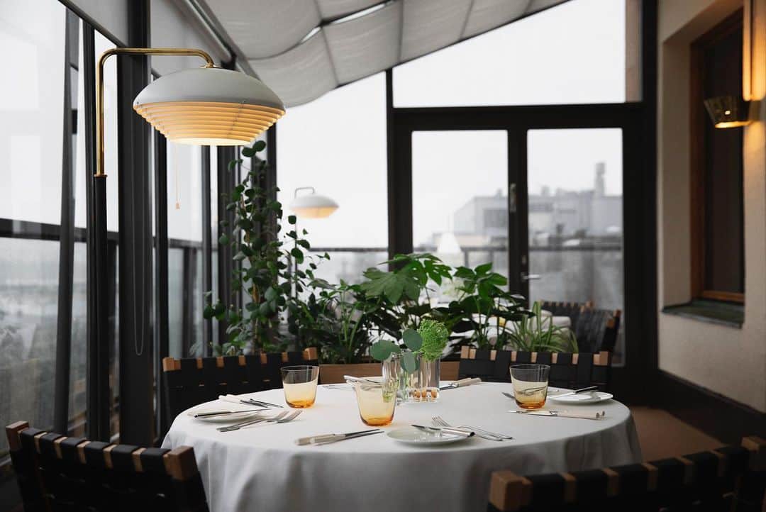 Artekさんのインスタグラム写真 - (ArtekInstagram)「A timeless place in a timeless new look: Helsinki’s Savoy Restaurant, originally designed by Aino and Alvar Aalto in 1937, just reopened after renovation. London based designer Ilse Crawford and her @studioilse_ refurbished the restaurant in cooperation with Artek, Helsinki City Museum and the Alvar Aalto Foundation using a wide range of reupholstered classics, original fixtures and some new additions, honoring the Aaltos - and the grace of time well spent. #ilsecrawford  #studioilse  #hotelsavoy  #aalto」2月18日 18時28分 - artekglobal
