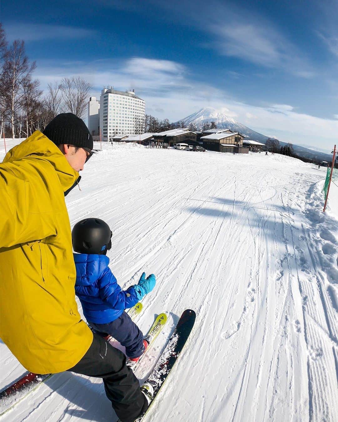 GoProさんのインスタグラム写真 - (GoProInstagram)「親子でタンデムスキー ⛷ #羊蹄山 をバックに息子と最高な #GoProSnow ❄️ 📷 @takaloao ・ ・ ・ #GoPro #GoProJP #GoProのある生活 #ニセコ #雪山 #北海道 #スキー #スノボー」2月18日 18時28分 - goprojp