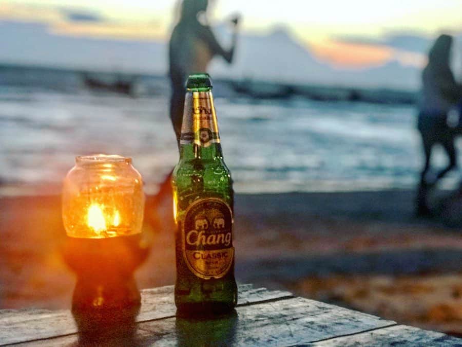 渡辺由布子さんのインスタグラム写真 - (渡辺由布子Instagram)「🍻 ・ A toast to beautiful sunset!  w/ @changbeerjapan  サイリービーチに沈む夕日をつまみに、チャンビールで乾杯。 この島に流れるスローな時間を心地よく感じながら。 ・ ・ 📍 #SaireeBeach #KohTao #Thailand #🇹🇭」2月18日 18時29分 - watanabe_yuko
