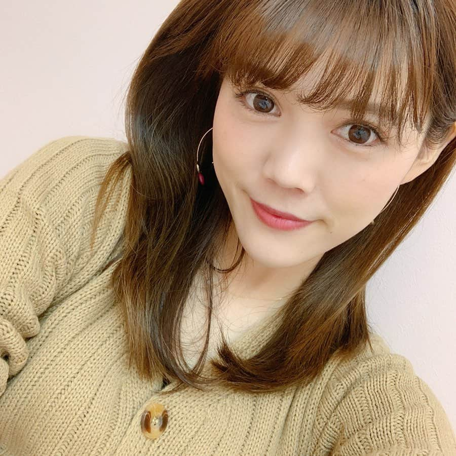 上坂由莉さんのインスタグラム写真 - (上坂由莉Instagram)「﻿ ﻿ 今日はレッスン合間に月一メンテナンス﻿ 美容鍼へ行ってきました🥰﻿ 先週は帰省してバタバタやったのもあって﻿ 脈診てもらったら打ち方が弱くお疲れ気味だったみたい😩﻿ ﻿ ﻿ 打つ前に鏡で顔見て確認したら右顎関節辺りが﻿ 左寄り下がってて😖 首こりで引っ張られて下がってたみたい💦﻿ ﻿ ﻿ なので今日の施術の流れは﻿ 脈診→脚とお腹に鍼→お顔の鍼→小顔矯正→﻿ うつ伏せで肩首、背中へ鍼という流れでした💆‍♀️﻿ ﻿ ﻿ うつ伏せでの鍼は首付け根と肩は﻿ 電気鍼にしてもらったよ❣️﻿ 肩甲骨あたりも打ってもらったので身体がスッキリ✨﻿ (ヨガウェア捻れてるのはお気になさらず😂)﻿ 身体やらかいのに凝るから厄介だー😭❗️﻿ ﻿ ﻿ 終わったらしっかり左右の顎関節の位置も揃って﻿ フェイスラインもキュッと上がって 輪郭ぼやけてたのがくっきりになった😍﻿ Before 3枚目、After 4枚目📸 １年以上継続してだいぶ戻りが少なくなったよ💆‍♀️﻿ ﻿ ﻿ 東洋医学やツボ等はヨガとも通じる部分が沢山で﻿ 施術中も美容のお話が沢山できて楽しい💓﻿ 今日もありがとうございました🥰﻿ @sbc.tokyo﻿ ﻿ ﻿ #世田谷ビューティークリニーク #鍼灸治療院 #鍼灸﻿ #美容鍼 #小顔矯正 #世田谷 #池尻大橋﻿」2月18日 18時39分 - yuri_yoga.727