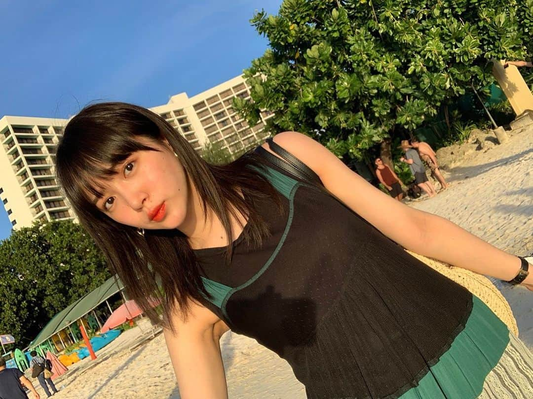 中山莉子さんのインスタグラム写真 - (中山莉子Instagram)「→﻿ 先日、長いお休みがあっため﻿ 母と兄と3人でグアム旅行に行ってきました🇬🇺﻿ （父はお仕事のためお留守番）﻿ ﻿ 今日から旅の写真あげて行きますのでお付き合い宜しくお願いします😚﻿ この写真はグアムについてすぐ海岸にいって自撮りをしてるとこ﻿ ﻿ #グアム#グアム旅行#guam#beach」2月18日 18時39分 - nakayama_riko_official