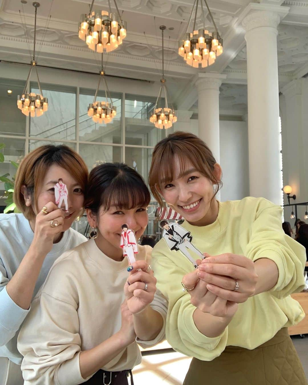 natsumi ♥︎さんのインスタグラム写真 - (natsumi ♥︎Instagram)「2020/02/18 . . 今日は @yoka1124 @shizuka.watanabe と 念願のカフェオムニバスへ〜❤️❤️ . 激混み～😂 でも閉店前に行けてよかったです✨ アクスタ持ってわちゃわちゃ😂💗❤️🖤 今日も最高に楽しかった〜😆😆 . 今夜の10の秘密でもこのオムニバス映りますね☝️ . . 前回一緒に撮れなかった 色違いの @uniqlo の#スウェットクルーネックシャツ を着てリベンジ✨ 前髪ぐしゃぐしゃ、お腹ぐしゃぐしゃだけど気にしなーい😂😂 . . .」2月18日 18時51分 - natsu420