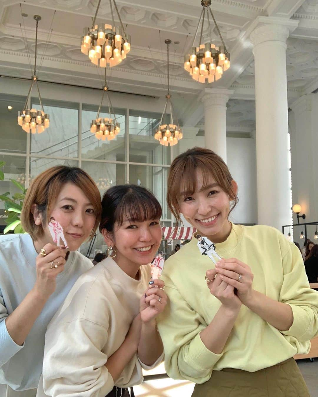 natsumi ♥︎さんのインスタグラム写真 - (natsumi ♥︎Instagram)「2020/02/18 . . 今日は @yoka1124 @shizuka.watanabe と 念願のカフェオムニバスへ〜❤️❤️ . 激混み～😂 でも閉店前に行けてよかったです✨ アクスタ持ってわちゃわちゃ😂💗❤️🖤 今日も最高に楽しかった〜😆😆 . 今夜の10の秘密でもこのオムニバス映りますね☝️ . . 前回一緒に撮れなかった 色違いの @uniqlo の#スウェットクルーネックシャツ を着てリベンジ✨ 前髪ぐしゃぐしゃ、お腹ぐしゃぐしゃだけど気にしなーい😂😂 . . .」2月18日 18時51分 - natsu420